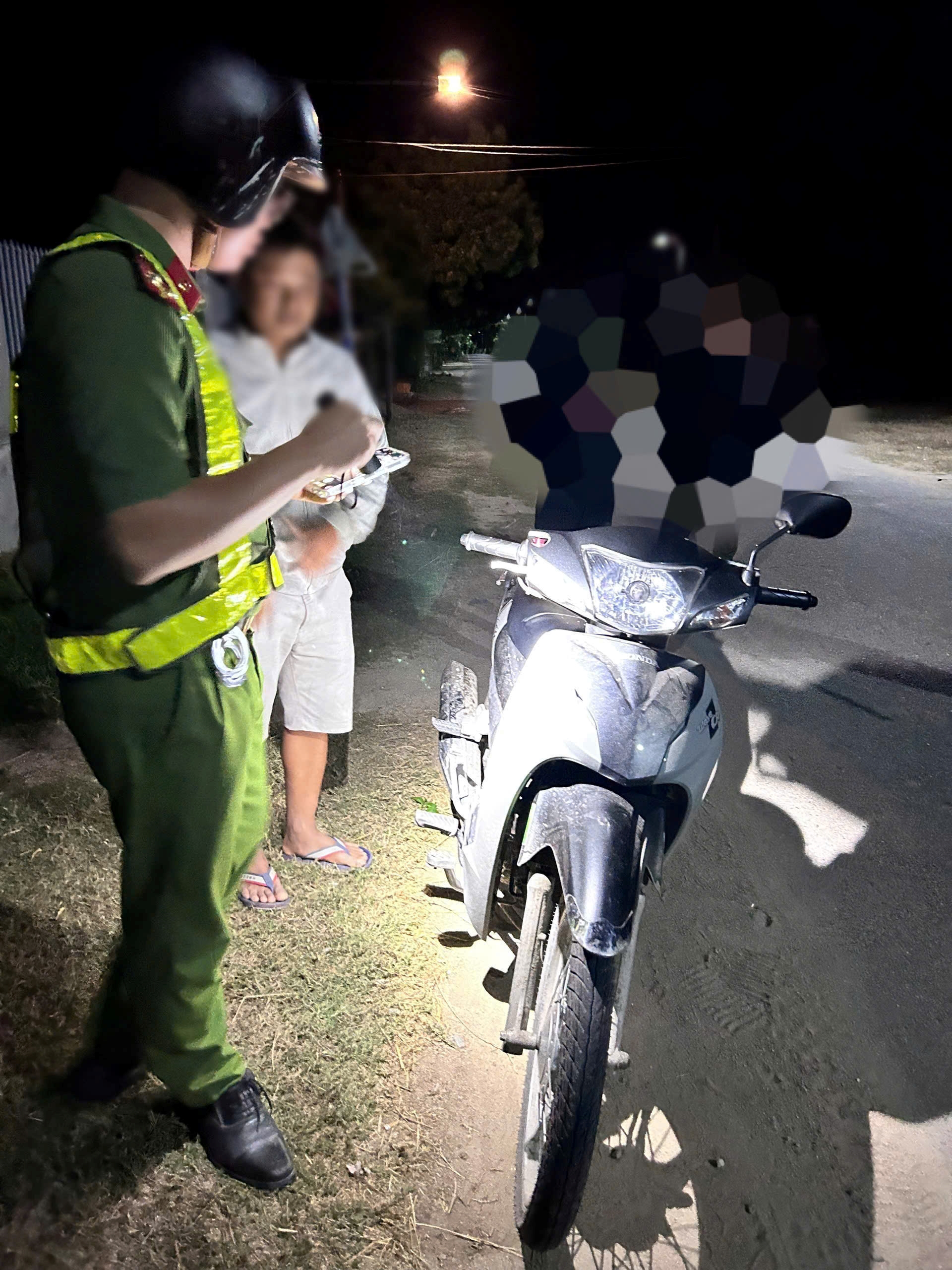 Công an xã Phước Hà tăng cường tuần tra, xử lý xe độ chế gây mất an ninh, trật tự