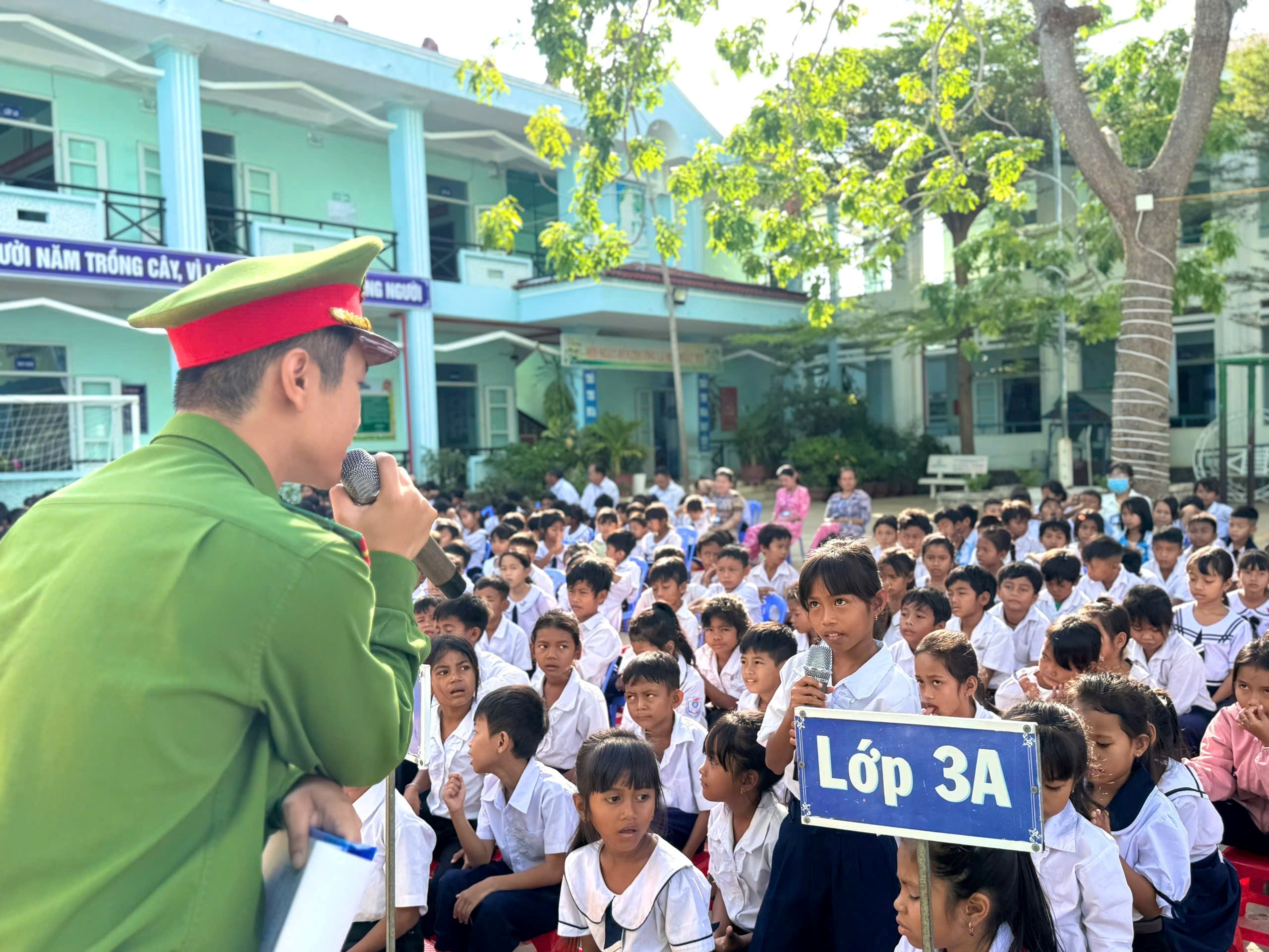 Công an xã Phước Hà tuyên truyền an toàn giao thông và phòng, chống đuối nước cho học sinh