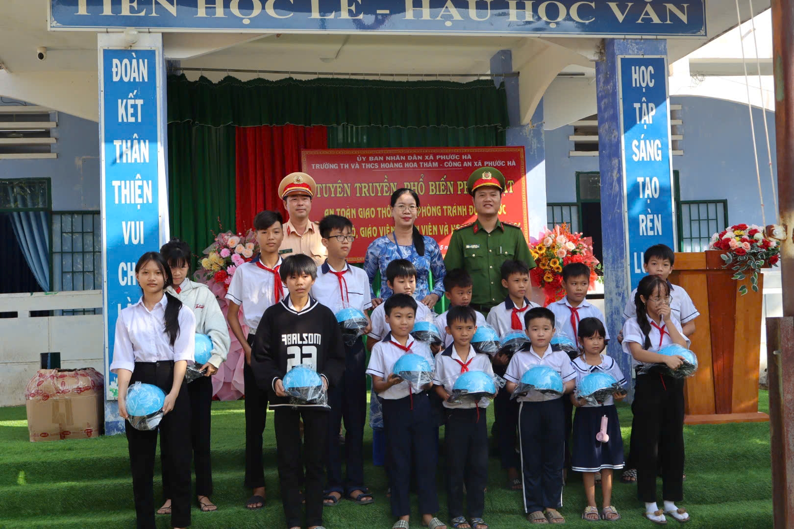 Hơn 600 em học sinh xã Phước Hà được hướng dẫn kỹ năng an toàn giao thông và phòng, chống đuối nước