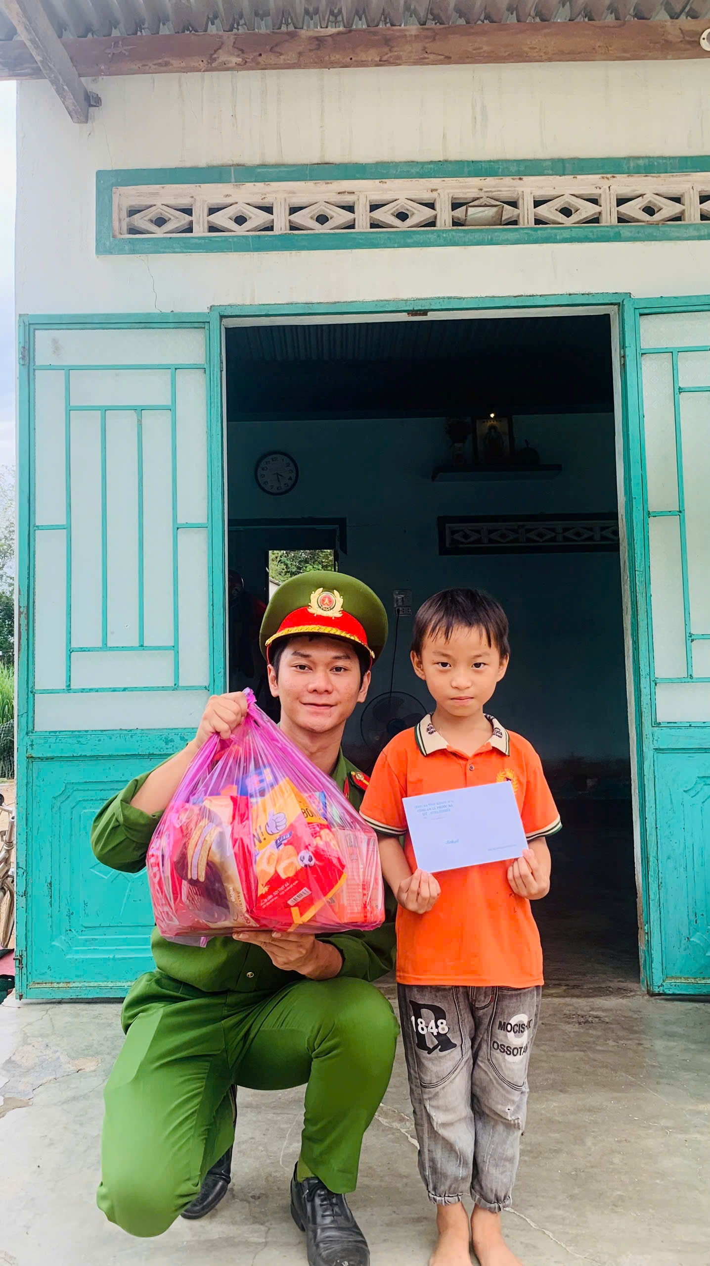 Thăm, tặng quà các em học sinh nhận chăm sóc, đỡ đầu nhân dịp Ngày Quốc tế Thiếu nhi