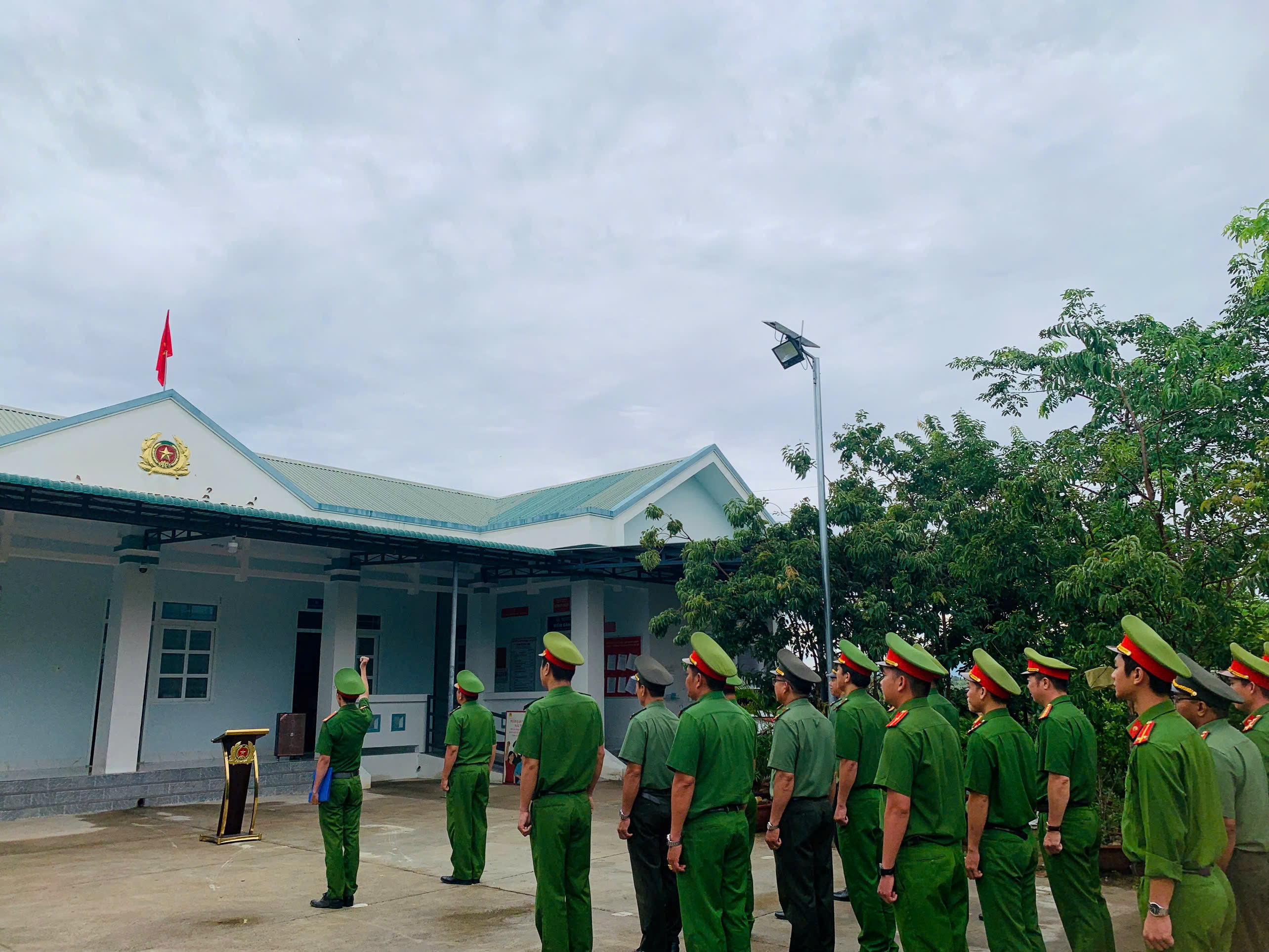 Công an xã Phước Hà tổ chức chào cờ đầu tháng 6 năm 2026
