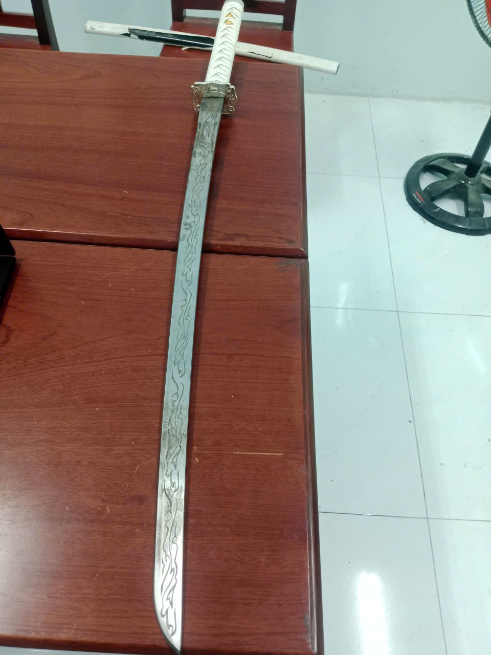Công an xã Phước Hậu tiếp nhận vũ khí thô sơ do người dân tự giao nộp