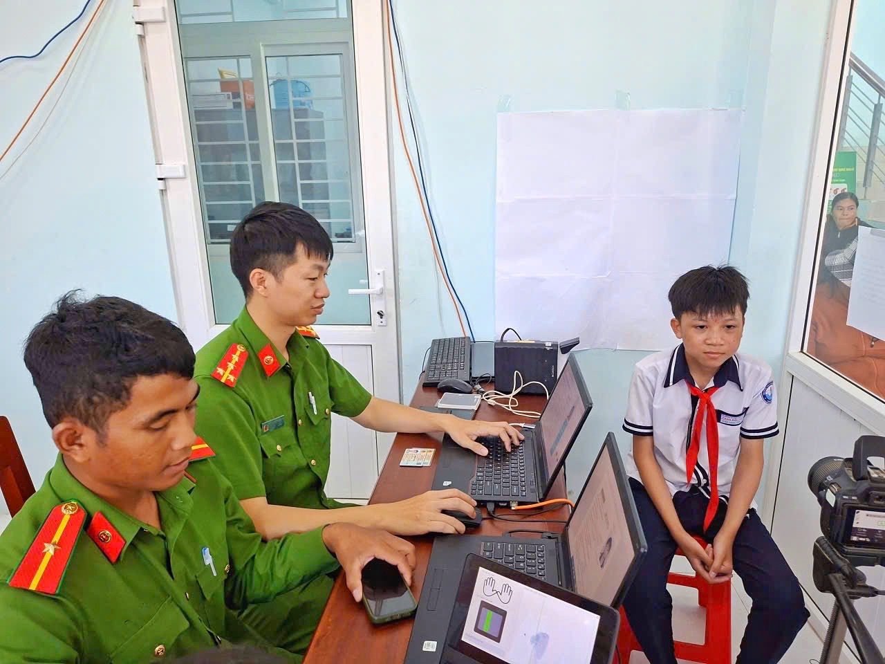 Công an xã Phước Hậu đẩy mạnh cấp căn cước và định danh điện tử cho học sinh từ 6 đến 14 tuổi