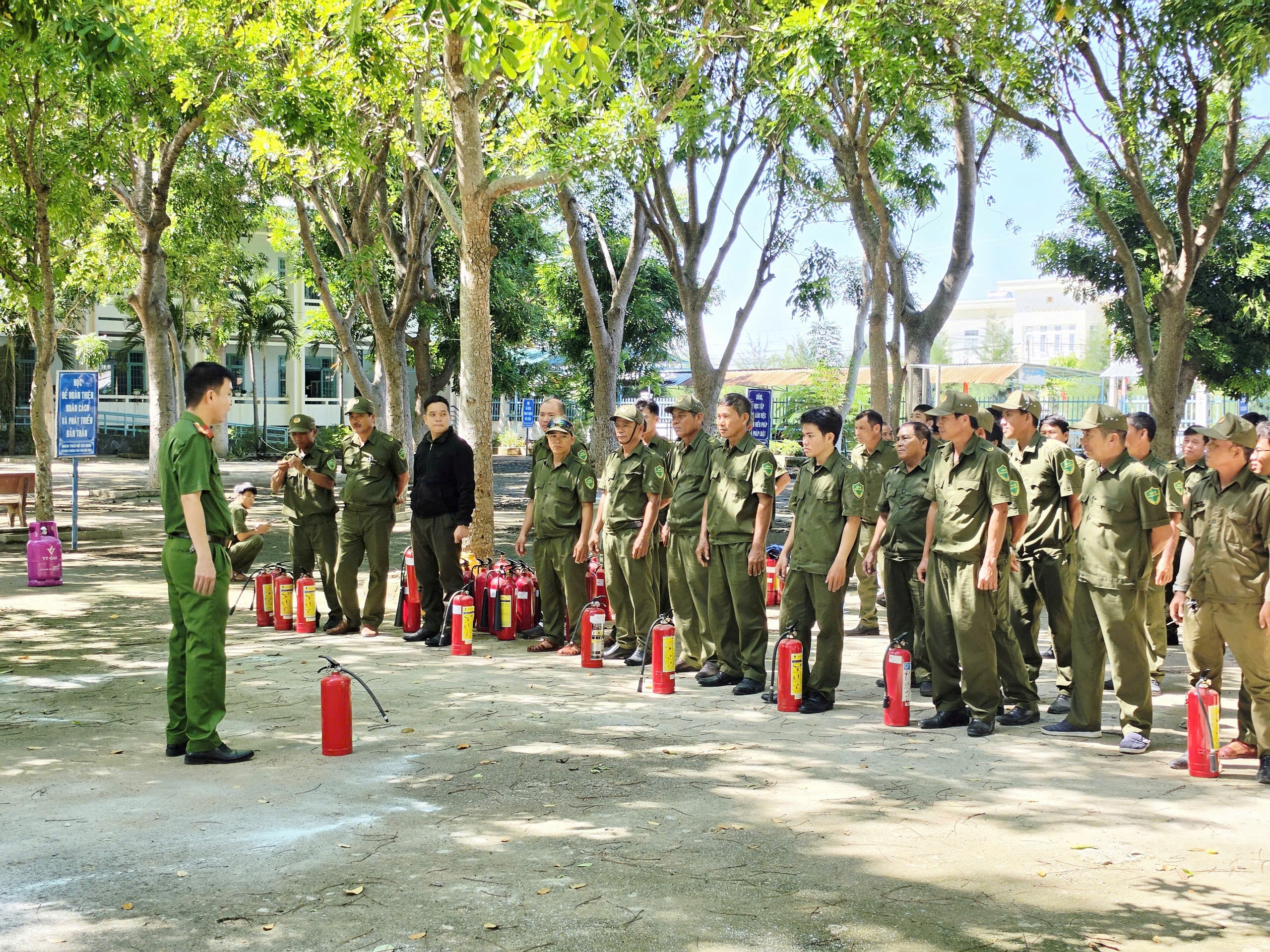 Xã Phước Hậu: Tổ chức huấn luyện nghiệp vụ phòng cháy chữa cháy và cứu nạn cứu hộ cho nhân sự nòng cốt cơ sở