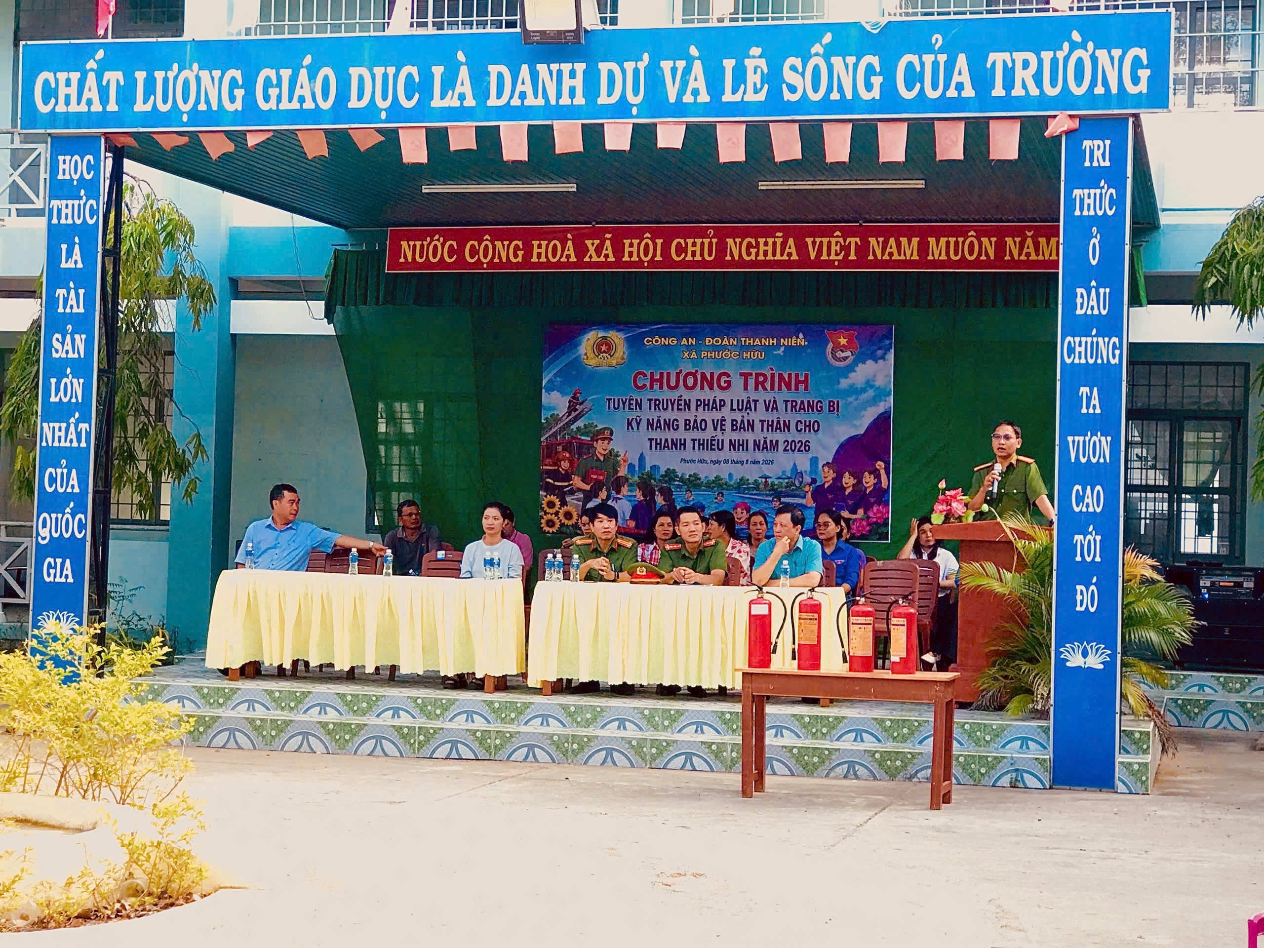 Công an xã Phước Hữu tuyên truyền pháp luật, trang bị kỹ năng phòng, chống tai nạn cho học sinh