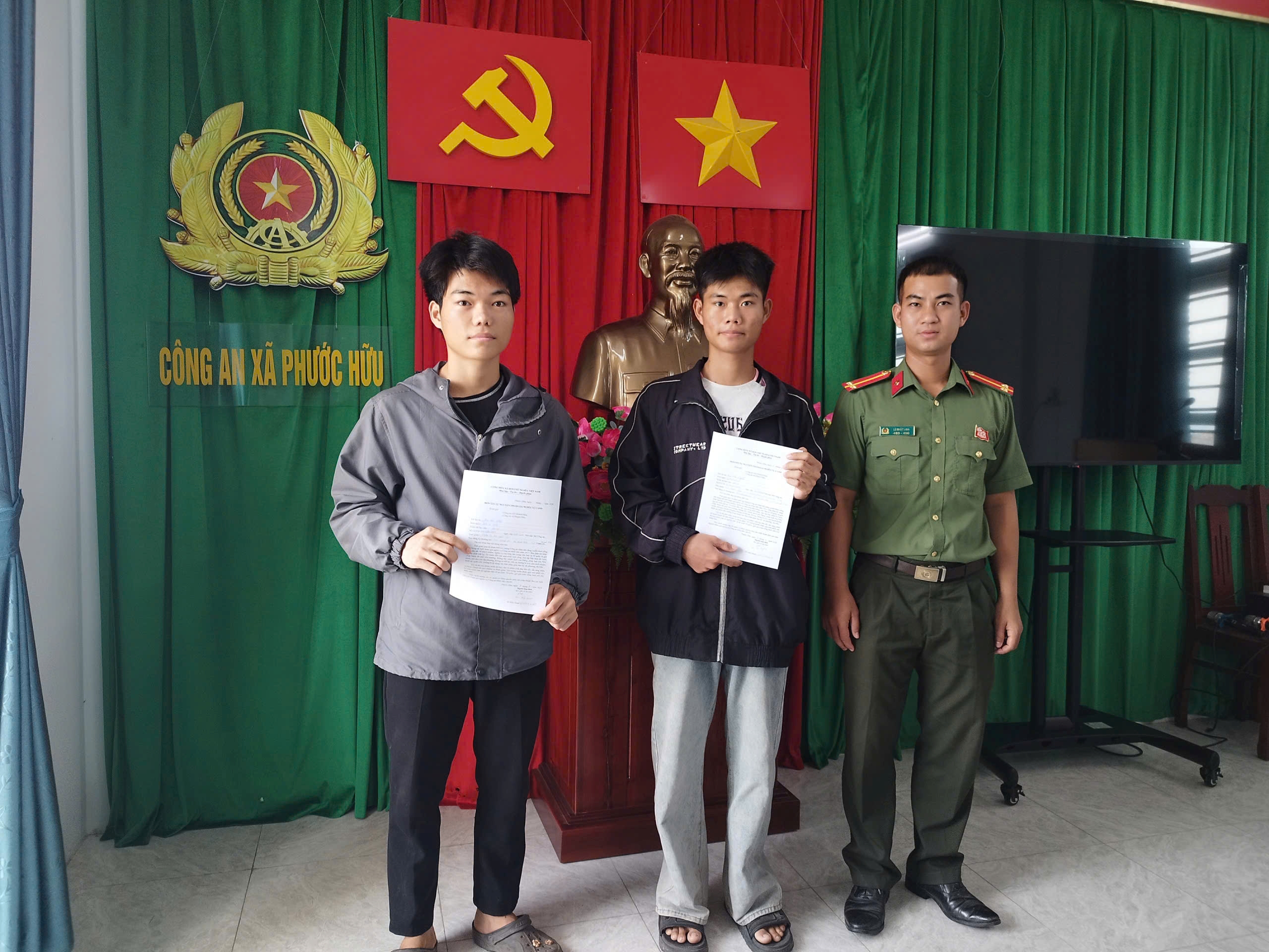Hai anh em sinh đôi tại thôn Nhuận Đức, xã Phước Hữu viết đơn tình nguyện tham gia nghĩa vụ Công an nhân dân năm 2027