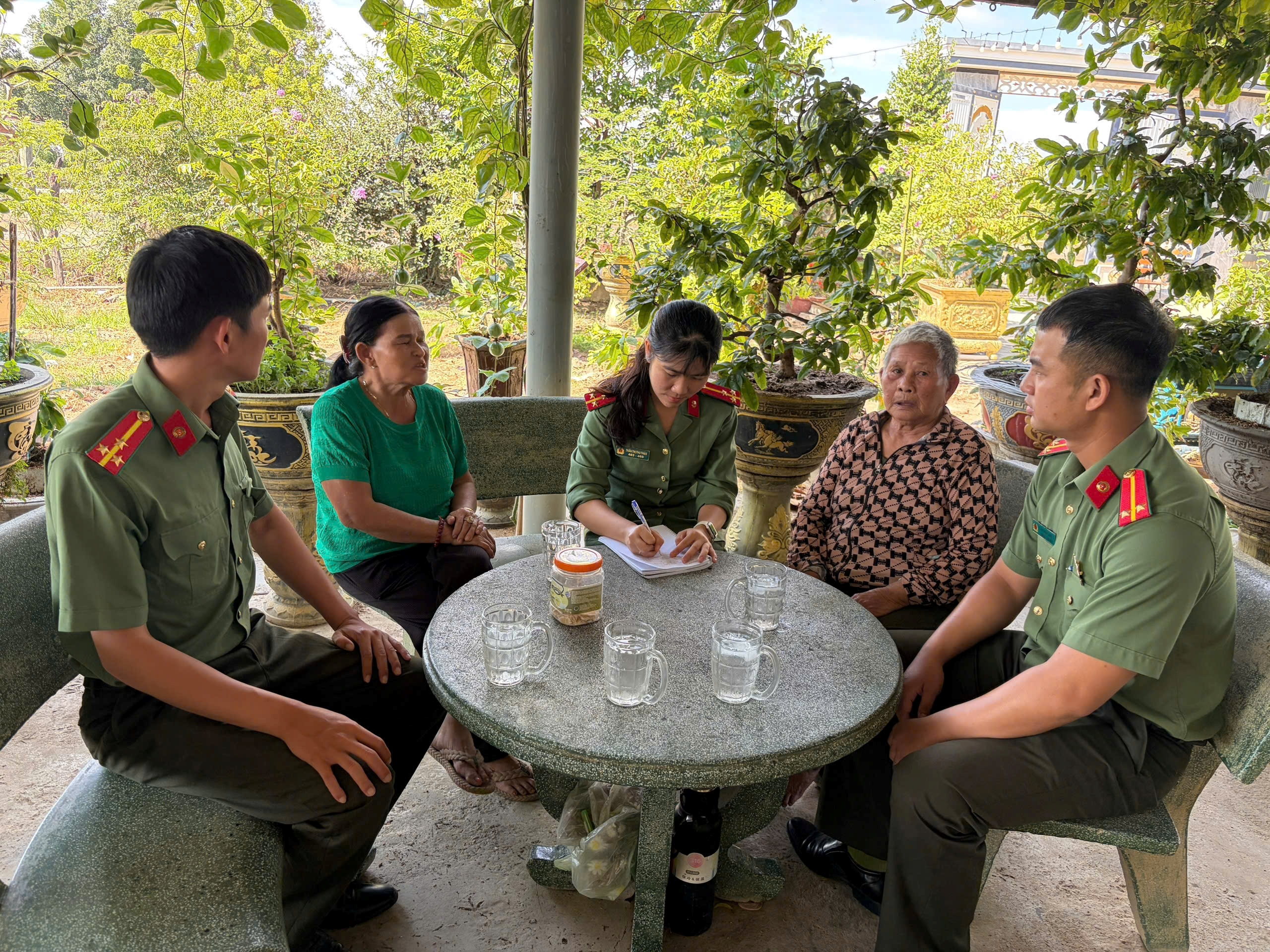 Chi đoàn Công an xã Phước Hữu hưởng ứng Ngày cao điểm “Tình nguyện chung tay xây dựng nông thôn mới”