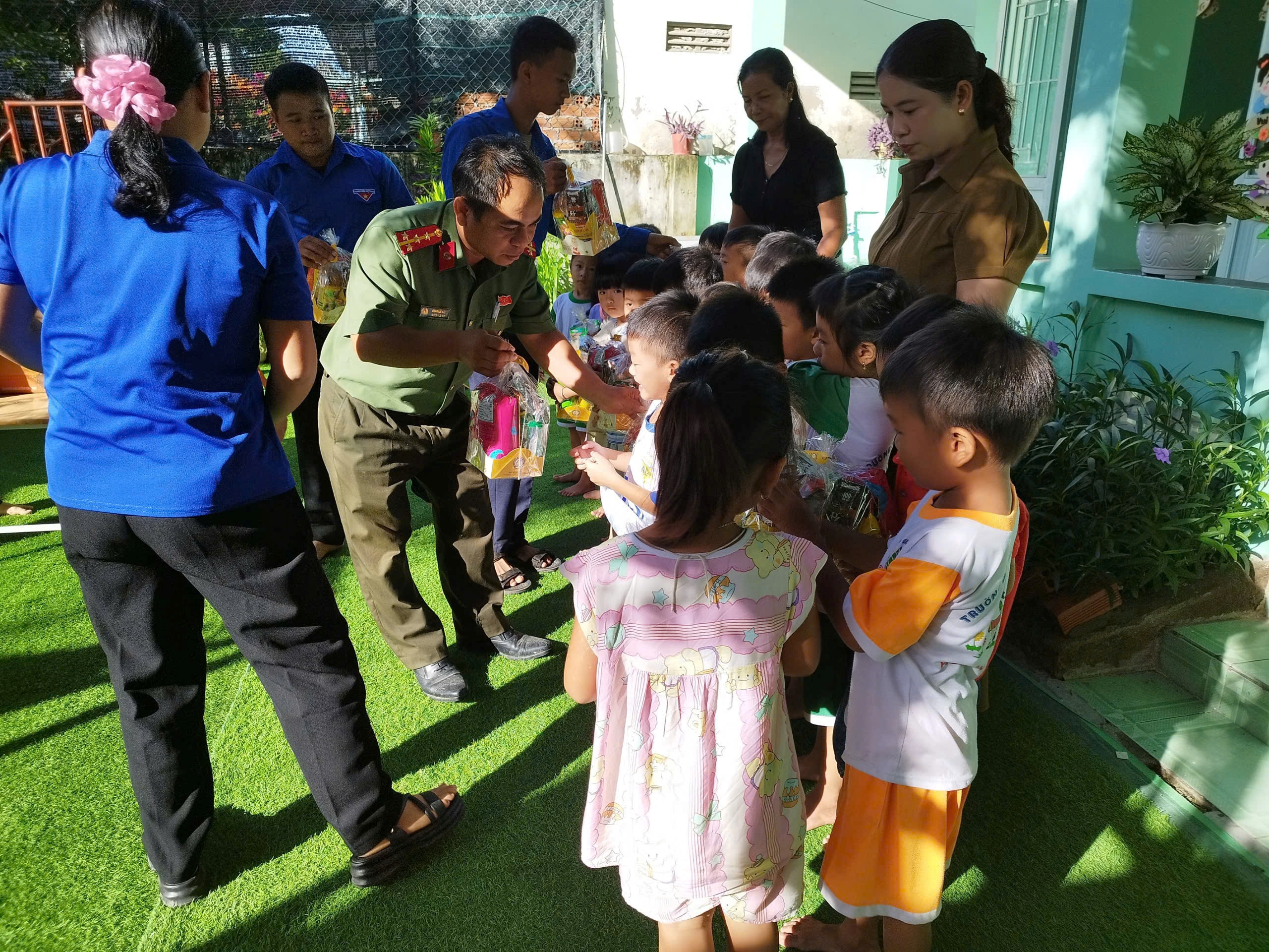 Công an xã Phước Hữu phối hợp trao tặng 160 suất quà trung thu cho học sinh trường Mẫu giáo Phước Hữu