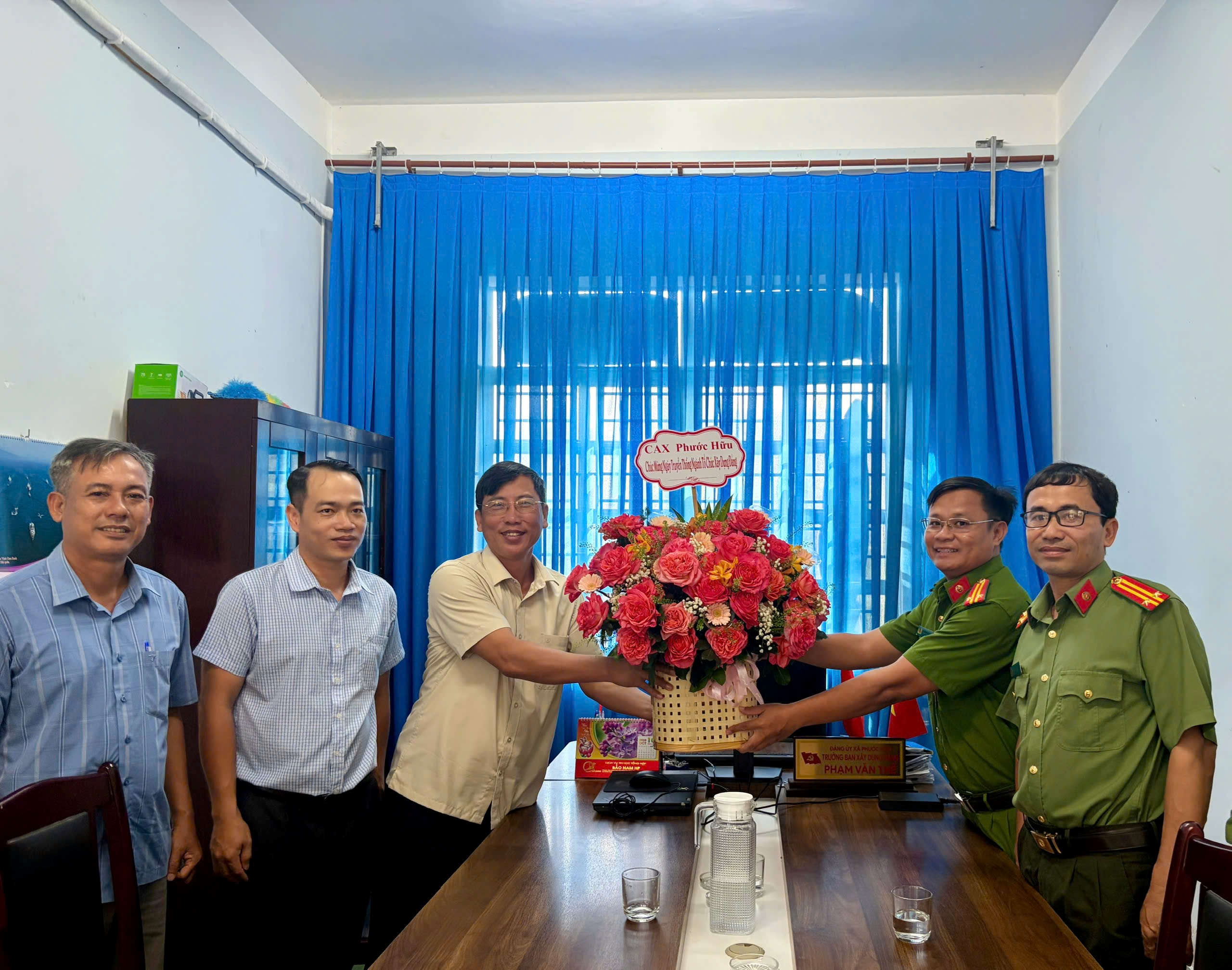 Công an xã Phước Hữu thăm, chúc mừng Ban Xây dựng Đảng - Đảng ủy xã Phước Hữu xã nhân Ngày truyền thống ngành Tổ chức xây dựng Đảng