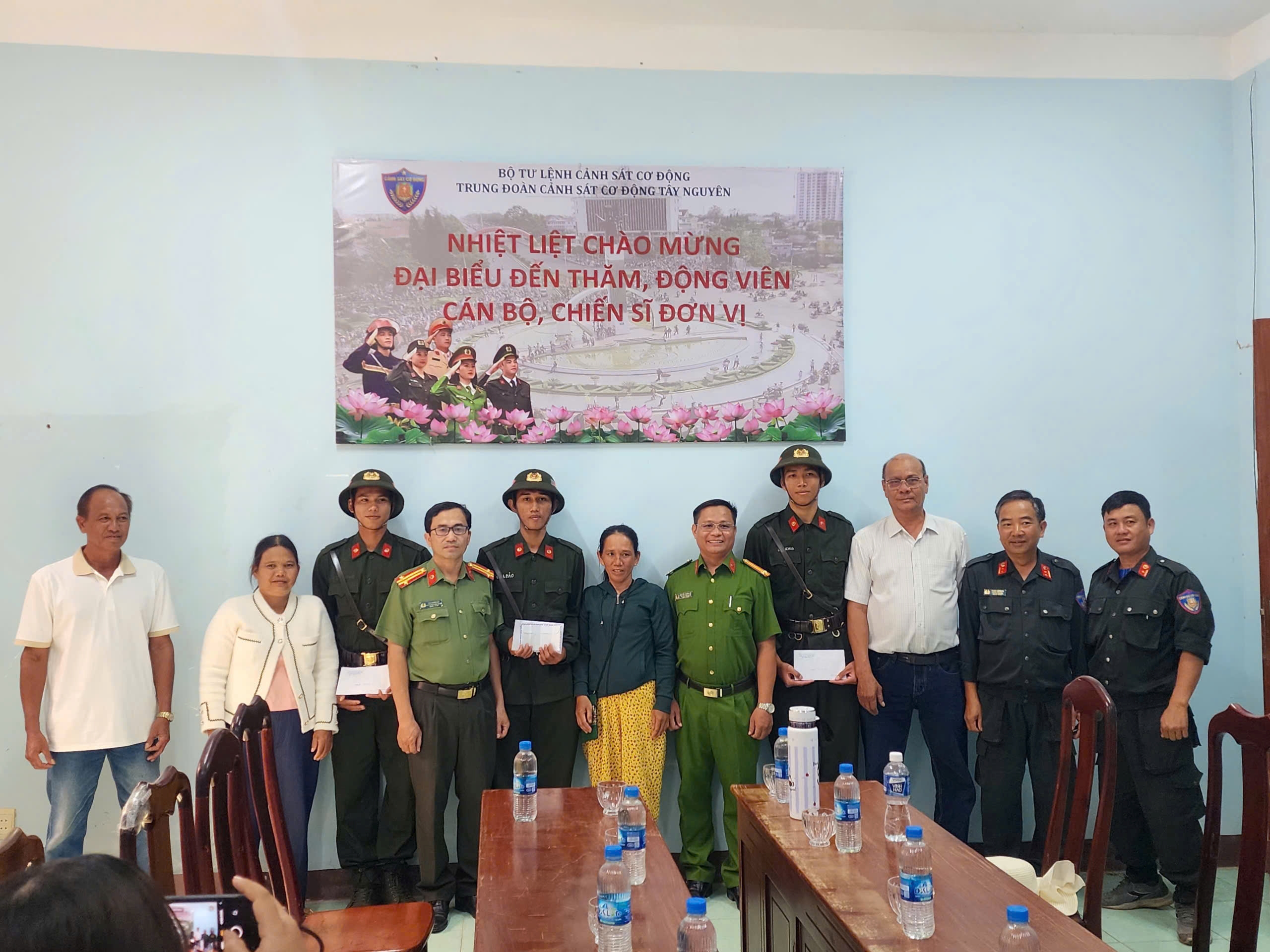 Công an xã Phước Hữu tổ chức thăm hỏi, động viên chiến sỹ nghĩa vụ tham gia công an nhân dân năm 2026