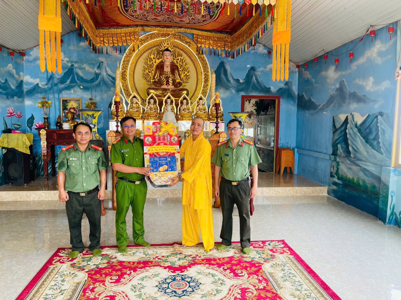 Công an xã Phước Hữu đã tổ chức đoàn đến thăm hỏi, chúc mừng và tặng quà các cơ sở Phật giáo trên địa bàn xã nhân dịp Đại lễ Phật đản năm 2026.