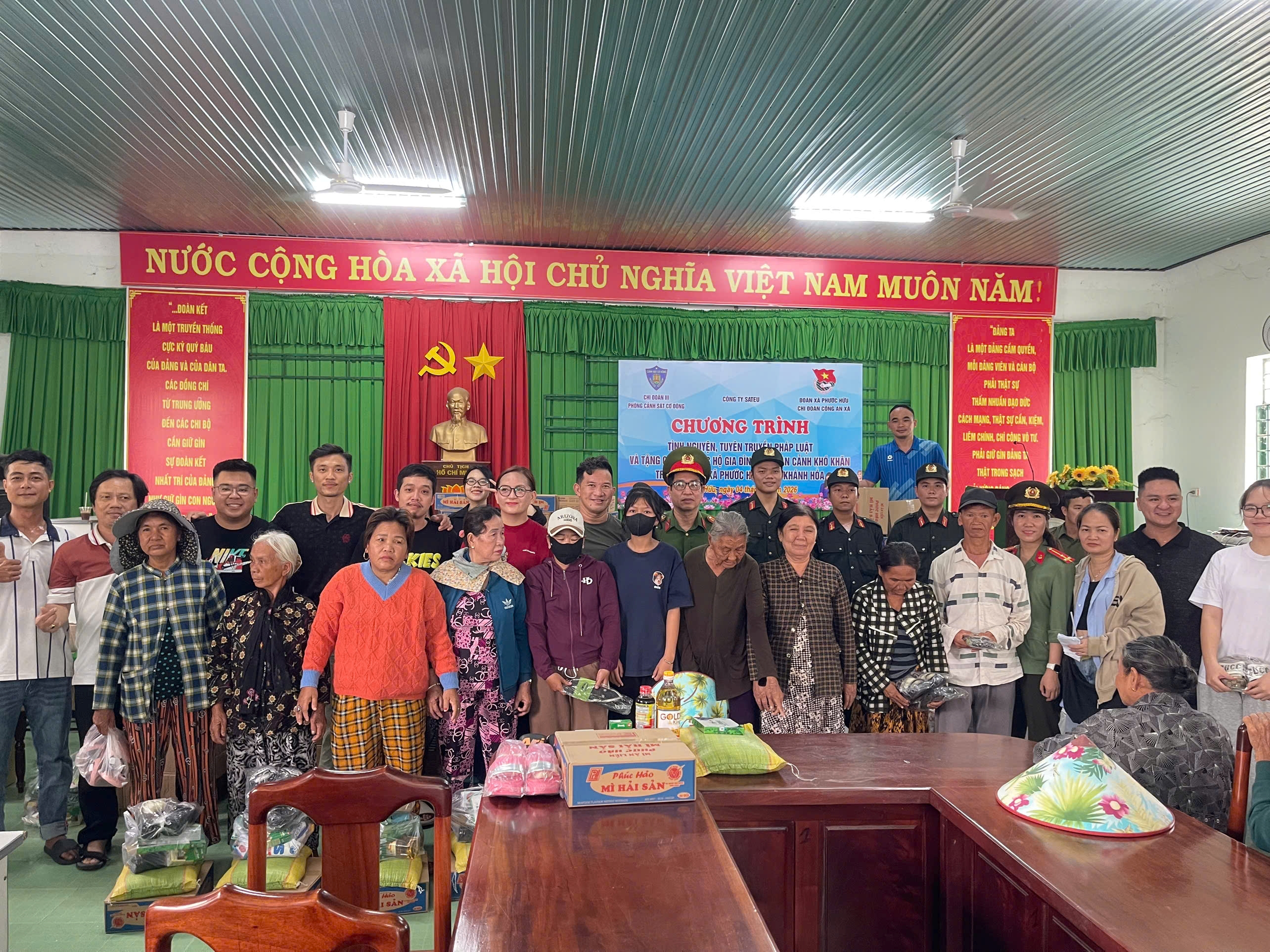 Công an xã Phước Hữu lan tỏa yêu thương, đồng hành cùng bà con khó khăn trên địa bàn xã