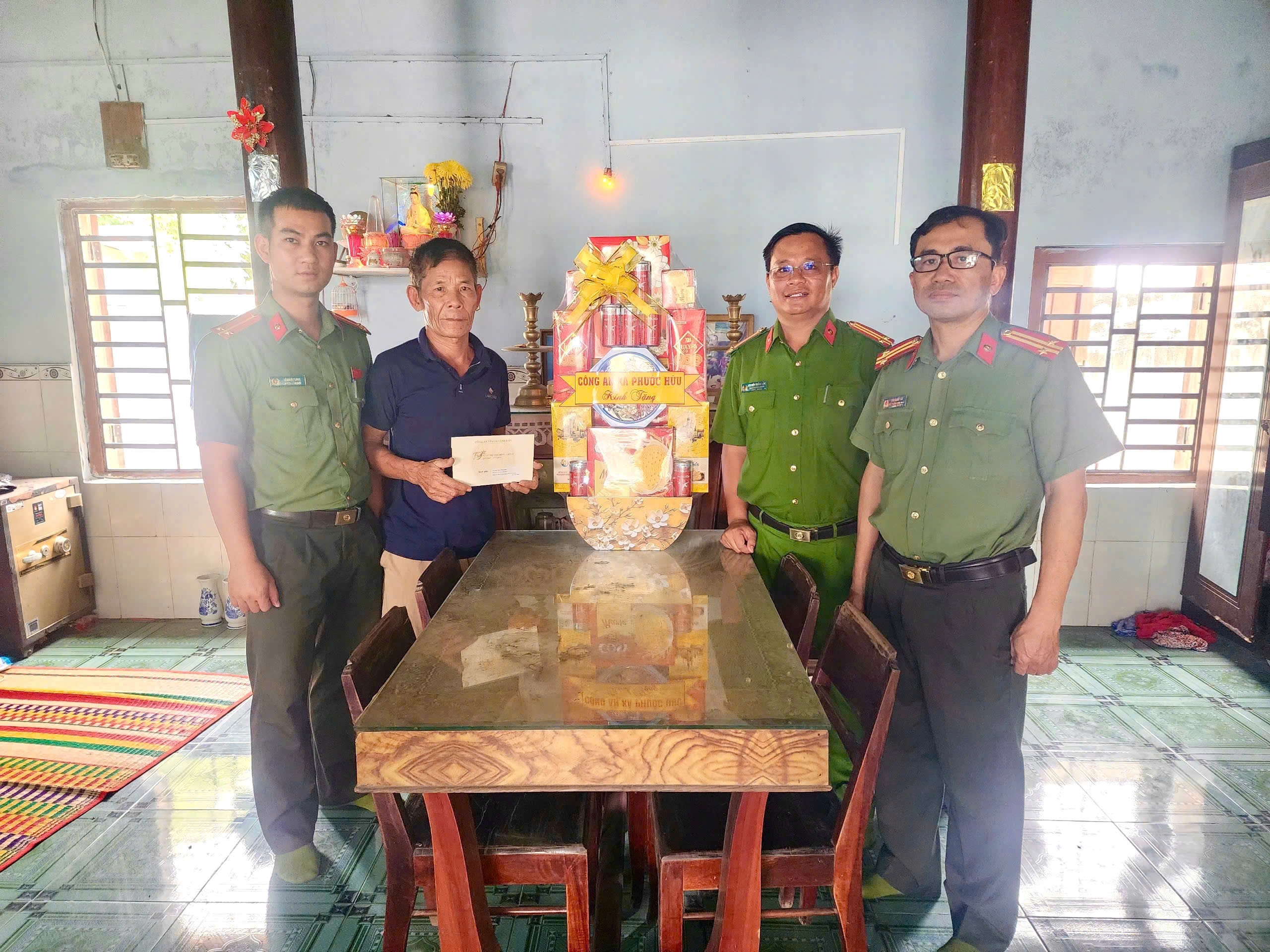 Công an xã Phước Hữu tổ chức thăm hỏi, tặng quà thân nhân gia đình liệt sĩ nhân kỷ niệm 79 năm Ngày Thương binh - Liệt sĩ
