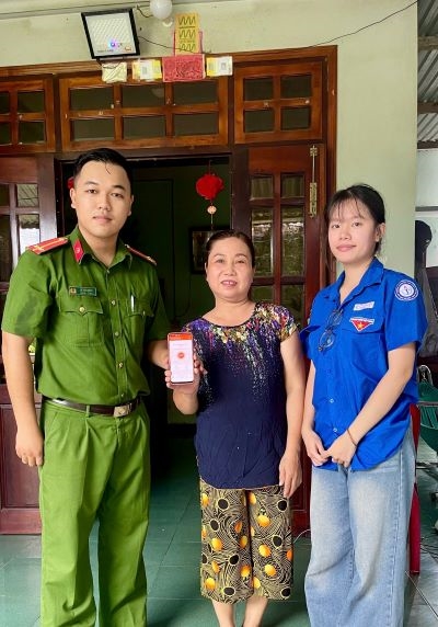Công an xã Suối Dầu chủ trì phối hợp với Đoàn xã triển khai cao điểm cài đặt ứng dụng “báo cháy 114” cho người dân