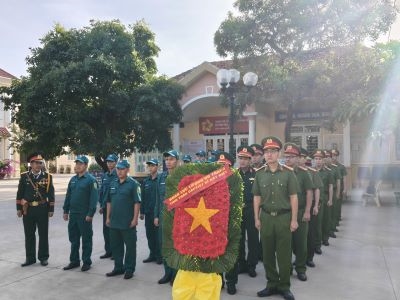 Công an xã Suối Dầu tham gia lễ viếng Đài tưởng niệm các Anh hùng liệt sĩ nhân kỷ niệm 79 năm Ngày Thương binh - Liệt sĩ
