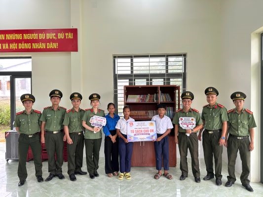 Chi đoàn Công an xã Suối Dầu chung tay xây dựng “Tủ sách cho em”