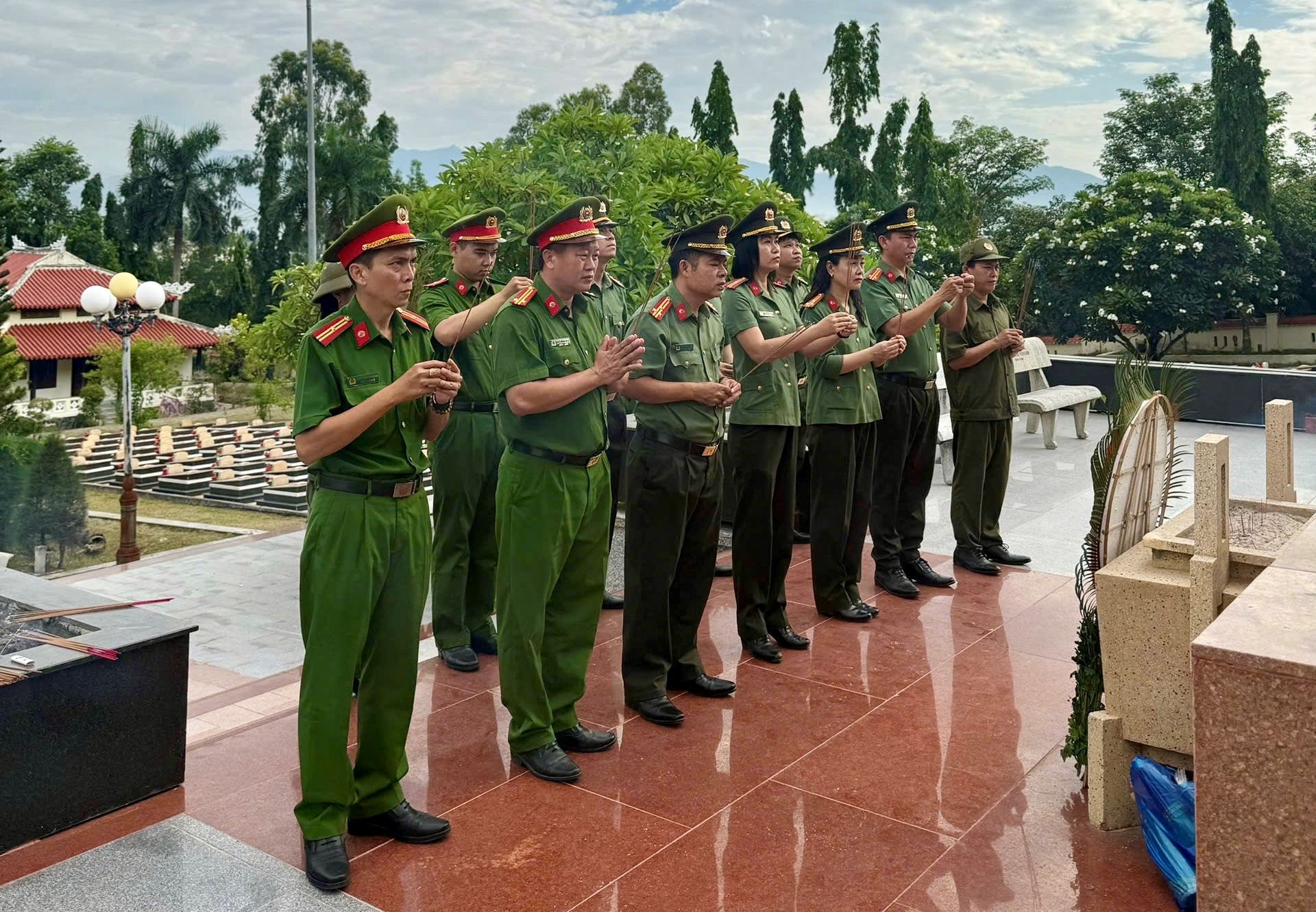Tuổi trẻ Công an xã Suối Hiệp tham gia các hoạt động tri ân nhân kỷ niệm 79 năm Ngày Thương binh - Liệt sĩ