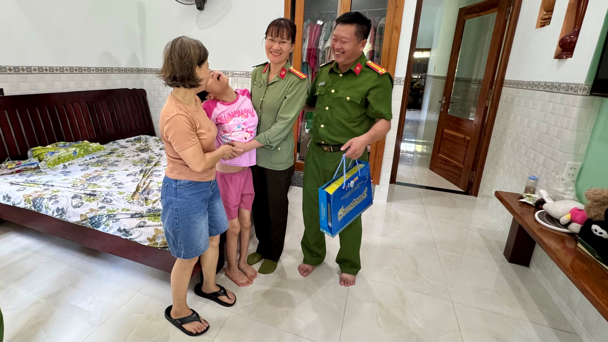 Công an xã Suối Hiệp tổ chức hoạt động ý nghĩa hưởng ứng Tháng hành động vì trẻ em và kỷ niệm 25 năm Ngày Gia đình Việt Nam