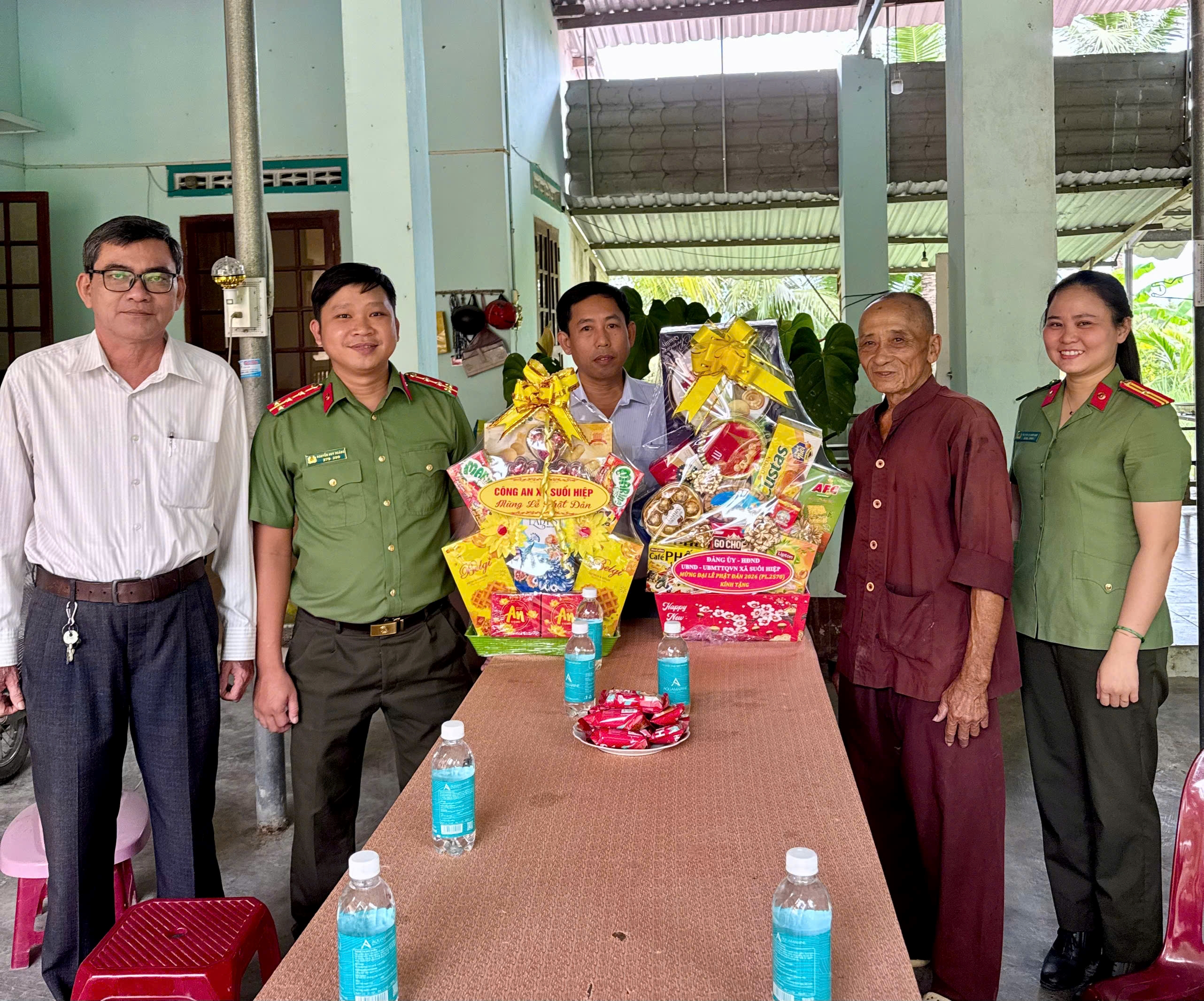 Công an xã Suối Hiệp phối hợp với UBND xã thăm, chúc mừng các cơ sở phật giáo trên địa bàn xã nhân dịp Đại lễ Phật đản năm 2026