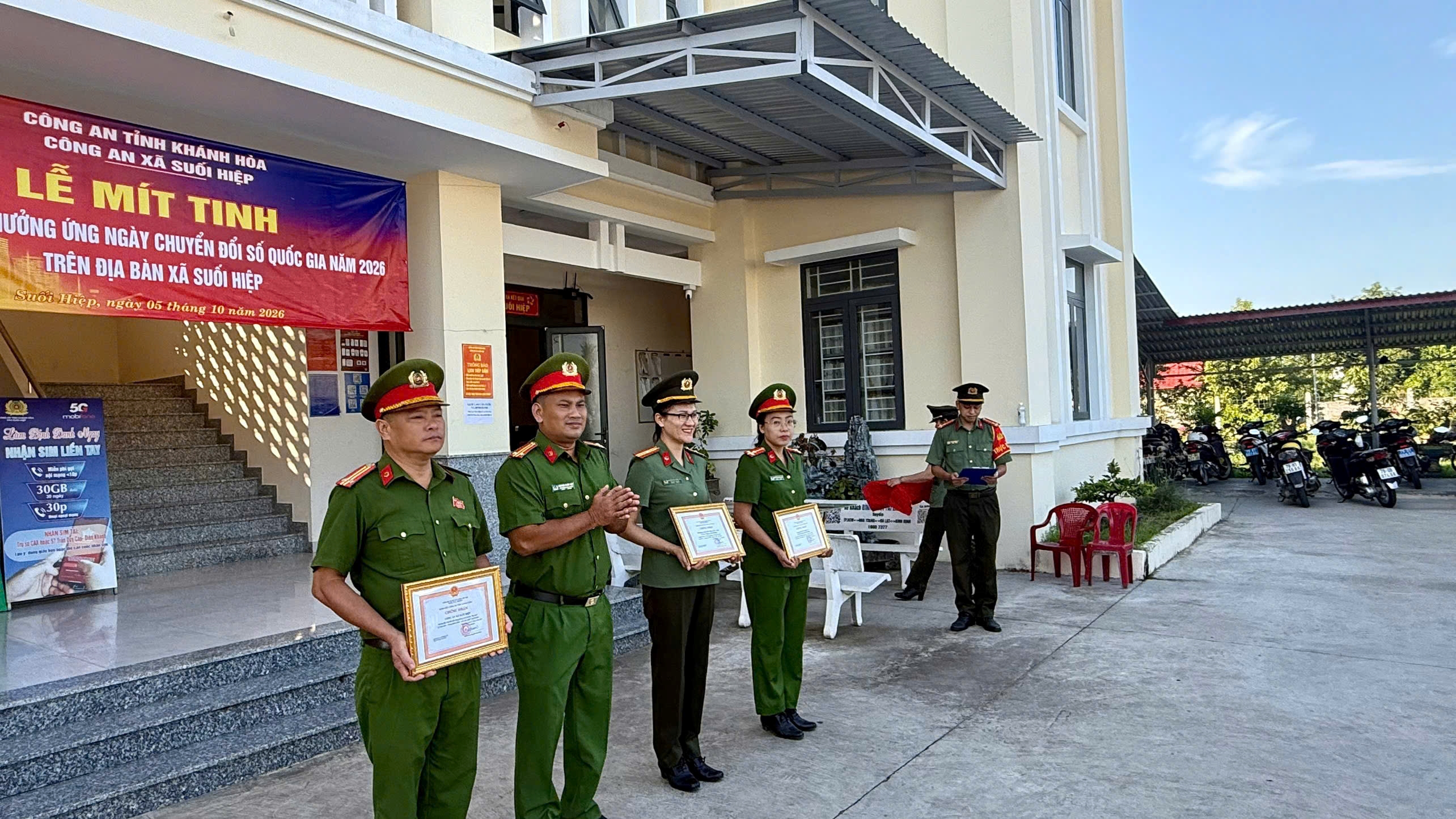 Công an xã Suối Hiệp tổ chức Lễ chào cờ tháng 10 và trao Chứng nhận phong trào thi đua “Ba Nhất”