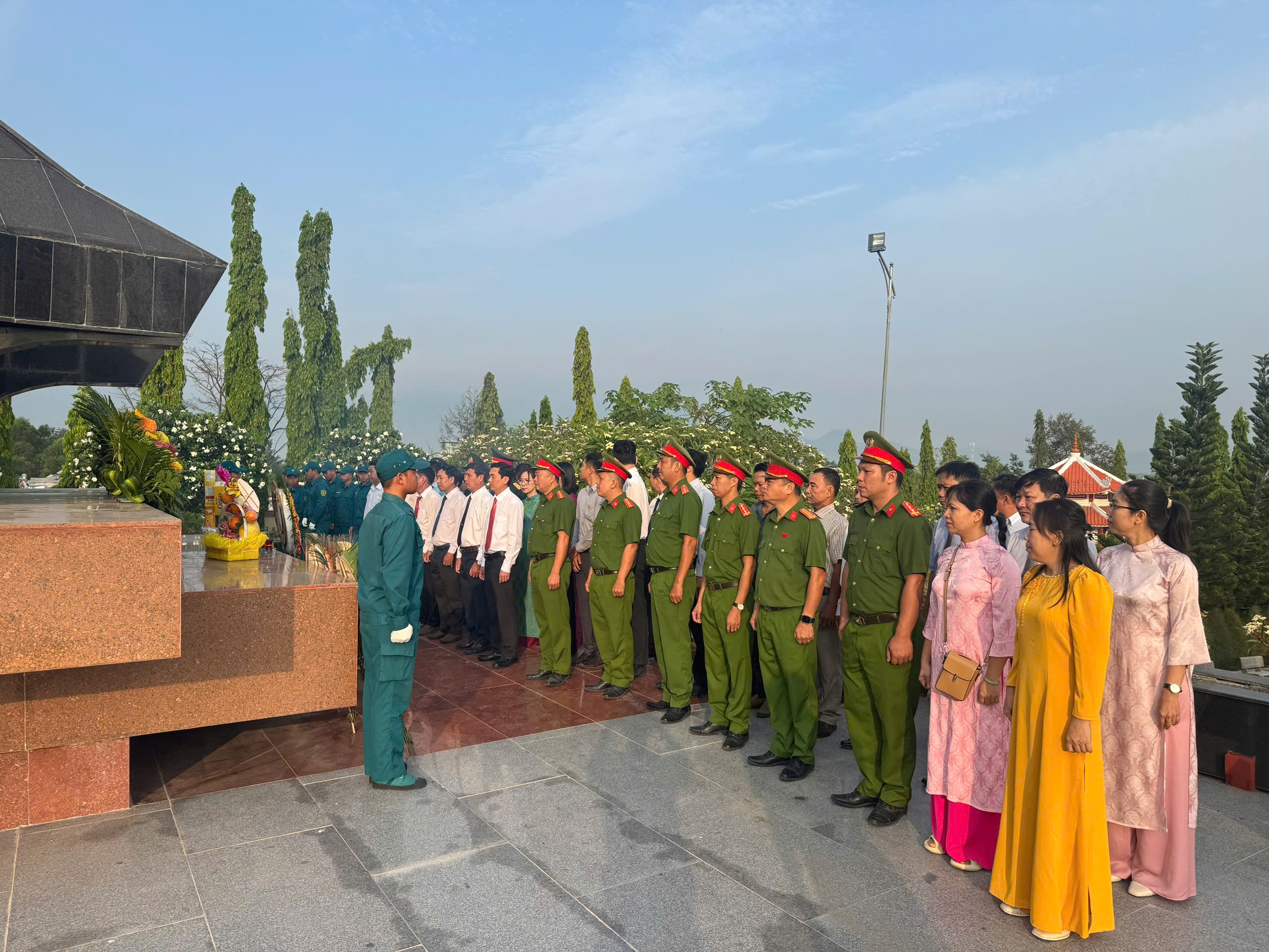 Công an xã Suối Hiệp tổ chức hoạt động tri ân nhân kỷ niệm 51 năm ngày Giải phóng miền Nam, thống nhất đất nước
