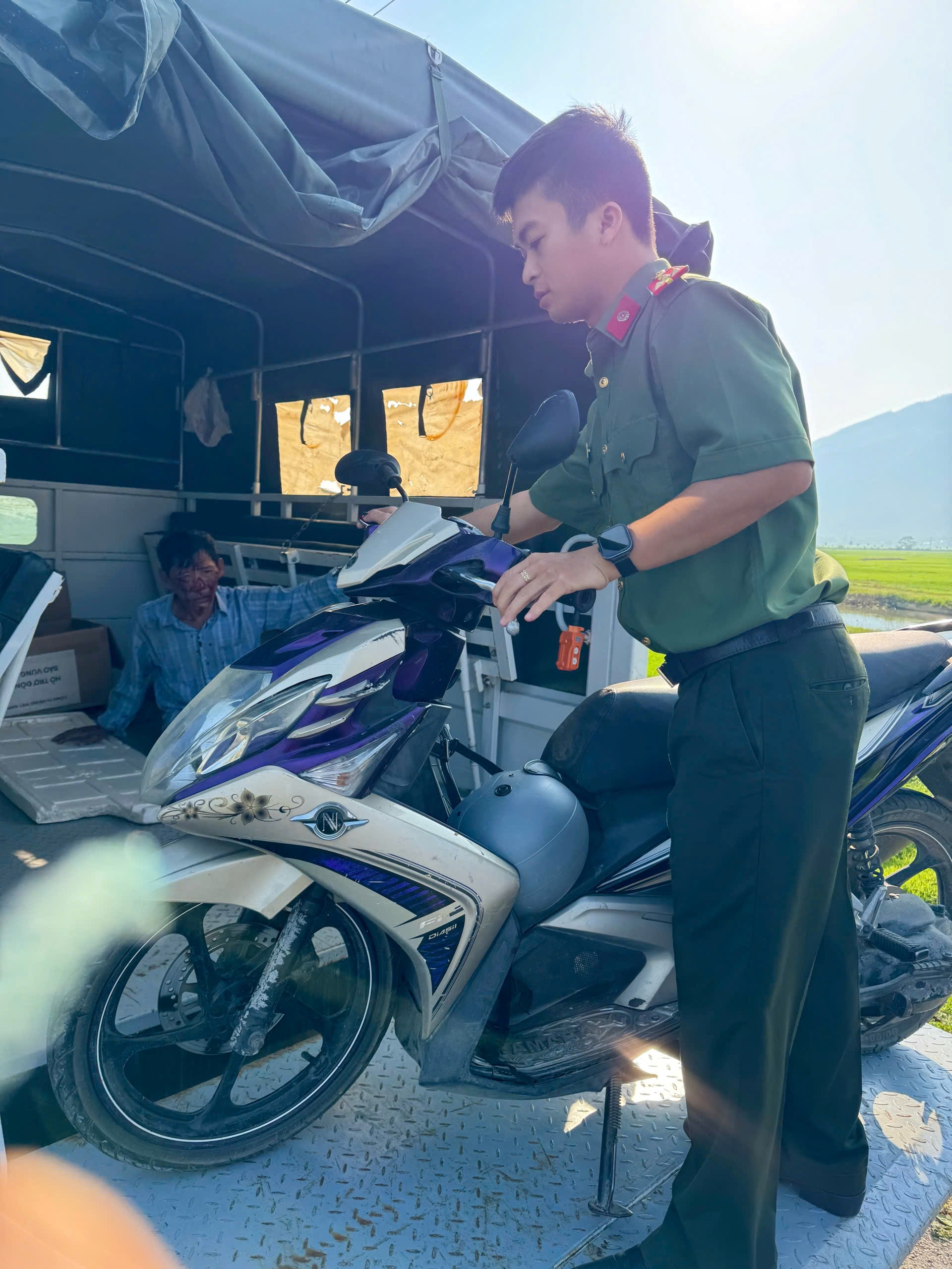 Suối Hiệp: Thượng úy Công an hỗ trợ đưa người bị nạn đi cấp cứu