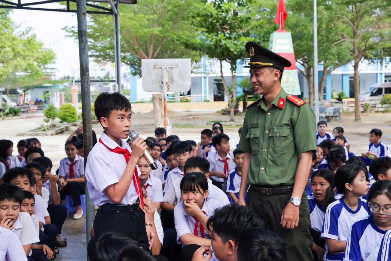 Công an xã Suối Hiệp tăng cường công tác tuyên truyền, phổ biến pháp luật tại các trường học trên địa bàn