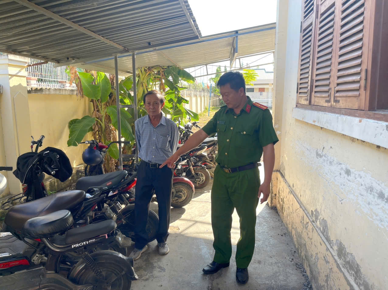 Công an xã Suối Hiệp tăng cường kiểm tra, xử lý nghiêm tình trạng sử dụng xe điện “độ, chế”