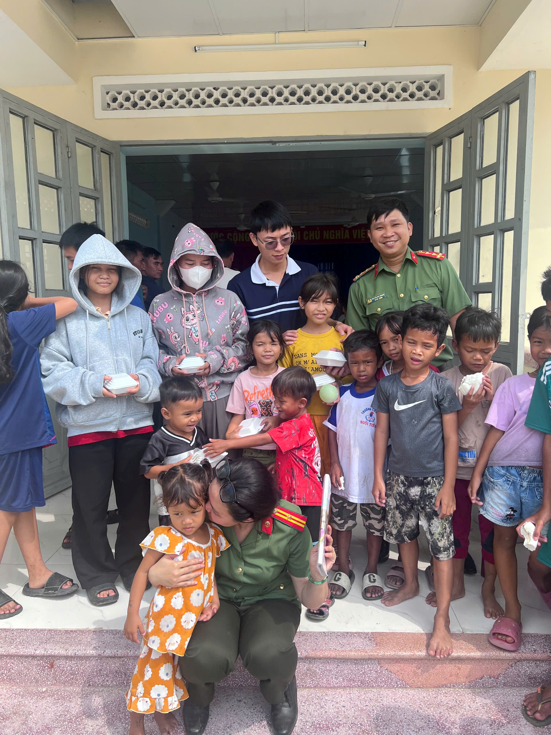 Lan tỏa yêu thương đến đồng bào Raglai tại thôn Lỗ Gia, xã Suối Hiệp