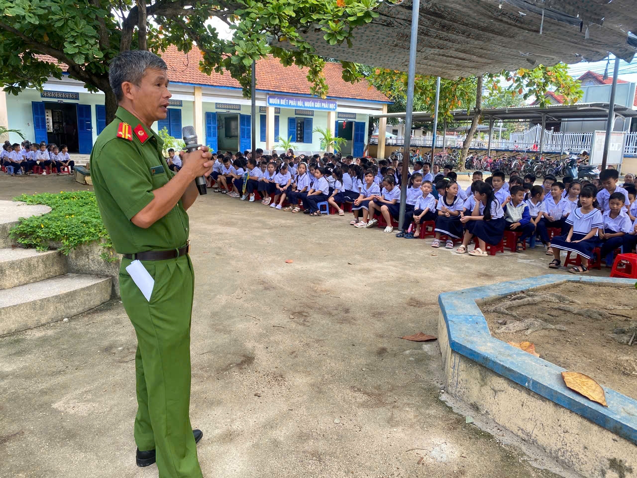 Công an xã Suối Hiệp tuyên truyền pháp luật về trật tự, an toàn giao thông và vũ khí, vật liệu nổ, công cụ hỗ trợ cho học sinh