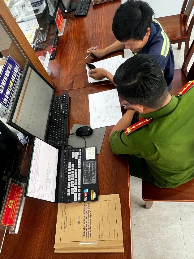 Công an xã Tân Định: Không khí ngày đầu triển khai cao điểm hành động 100 ngày làm sạch dữ liệu đăng ký xe