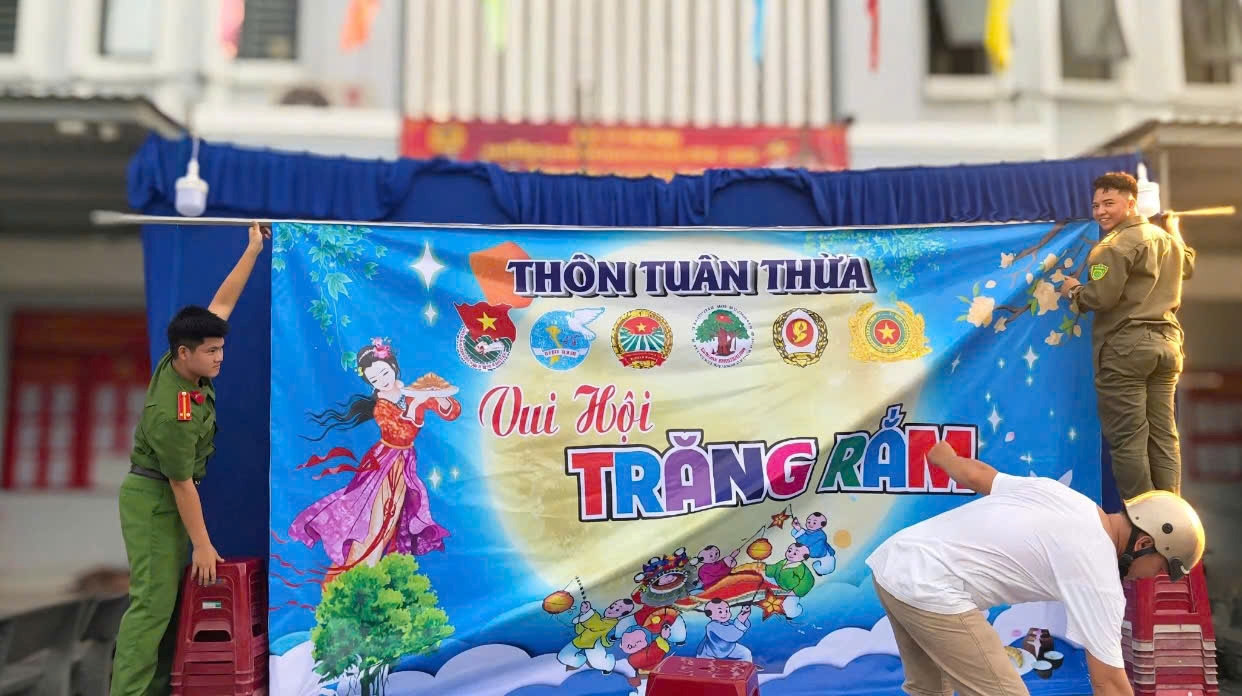 Chi đoàn Công an xã Tân Định phối hợp tổ chức đêm hội 