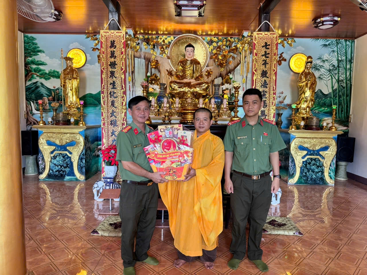 Công an xã Tân Định tổ chức thăm, tặng quà các cơ sở phật giáo nhân dịp Đại lễ Vu lan báo hiếu