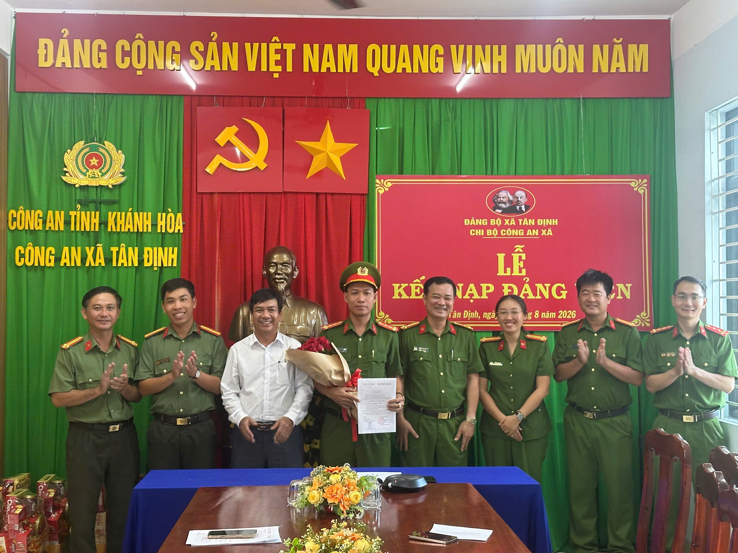 Chi bộ Công an xã Tân Định long trọng tổ chức Lễ kết nạp Đảng viên cho quần chúng ưu tú