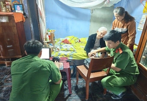 Công an xã Tân Định hỗ trợ người dân yếu thế làm căn cước tại nhà