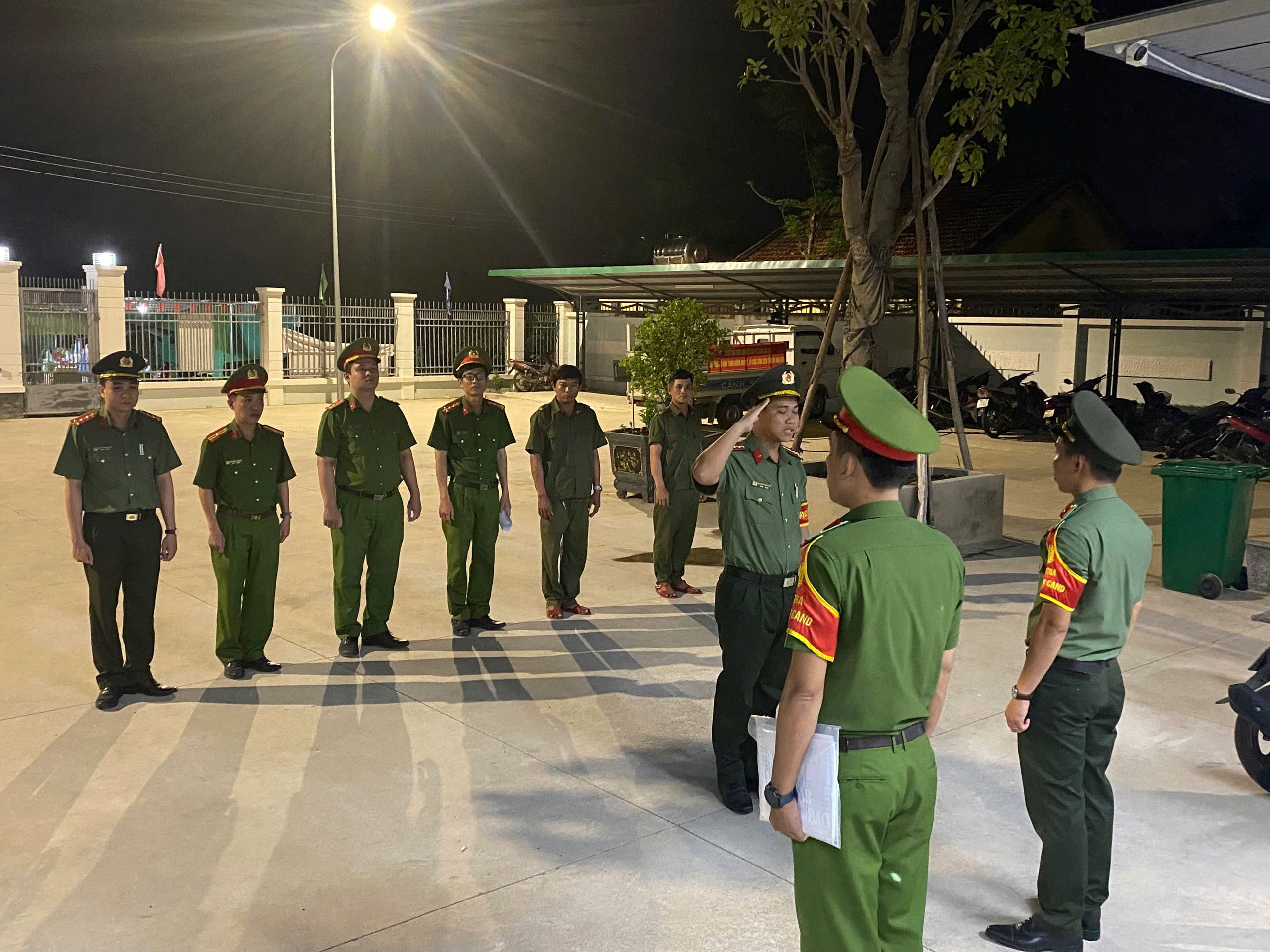 Công an xã Tân Định tiến hành kiểm tra việc chấp hành điều lệnh Công an nhân dân