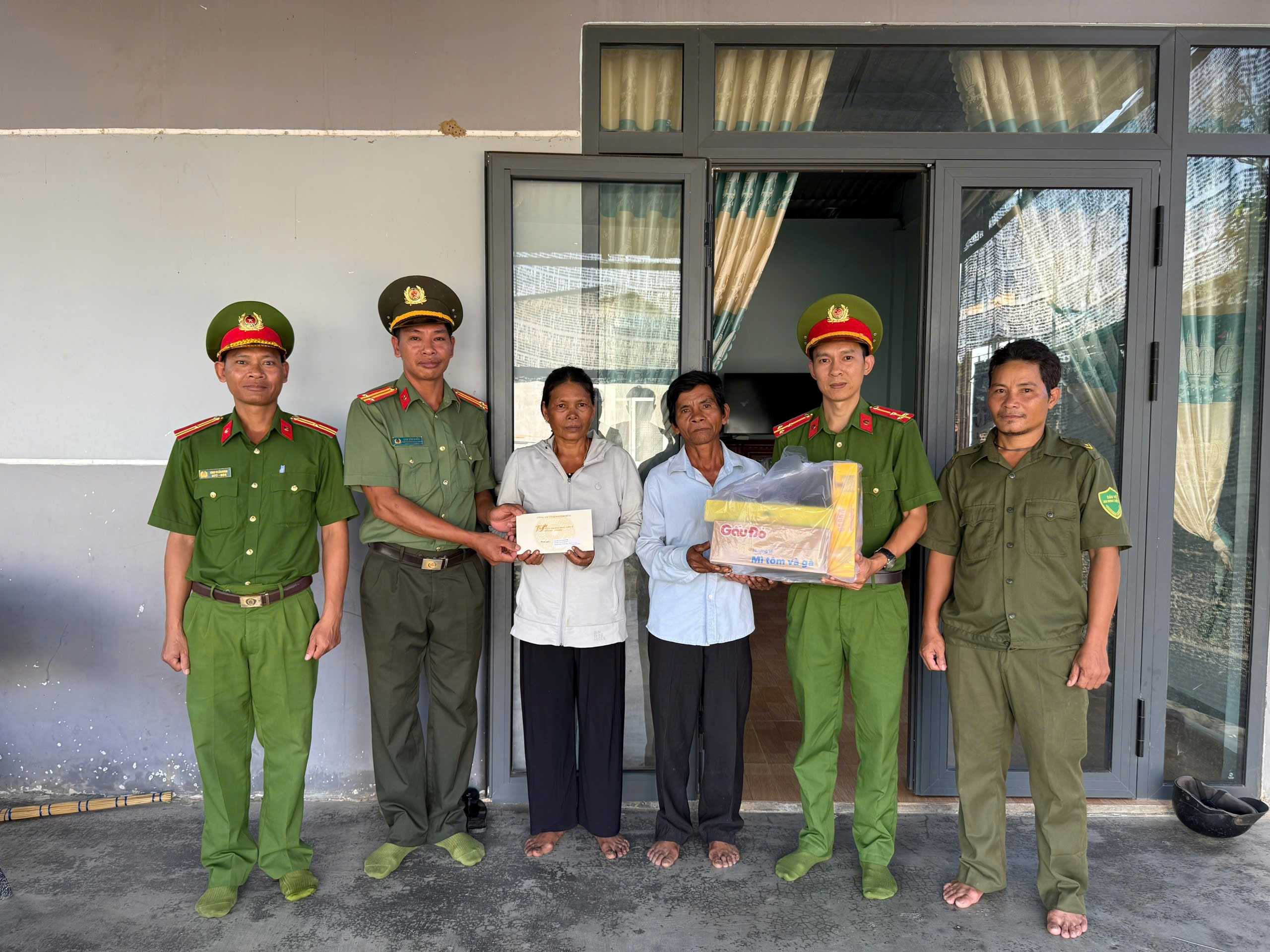 Công an xã Tây Khánh Sơn tổ chức thăm gặp, tặng quà gia đình người có công với cách mạng, thân nhân liệt sĩ nhân dịp kỷ niệm 79 năm Ngày Thương binh - Liệt sĩ