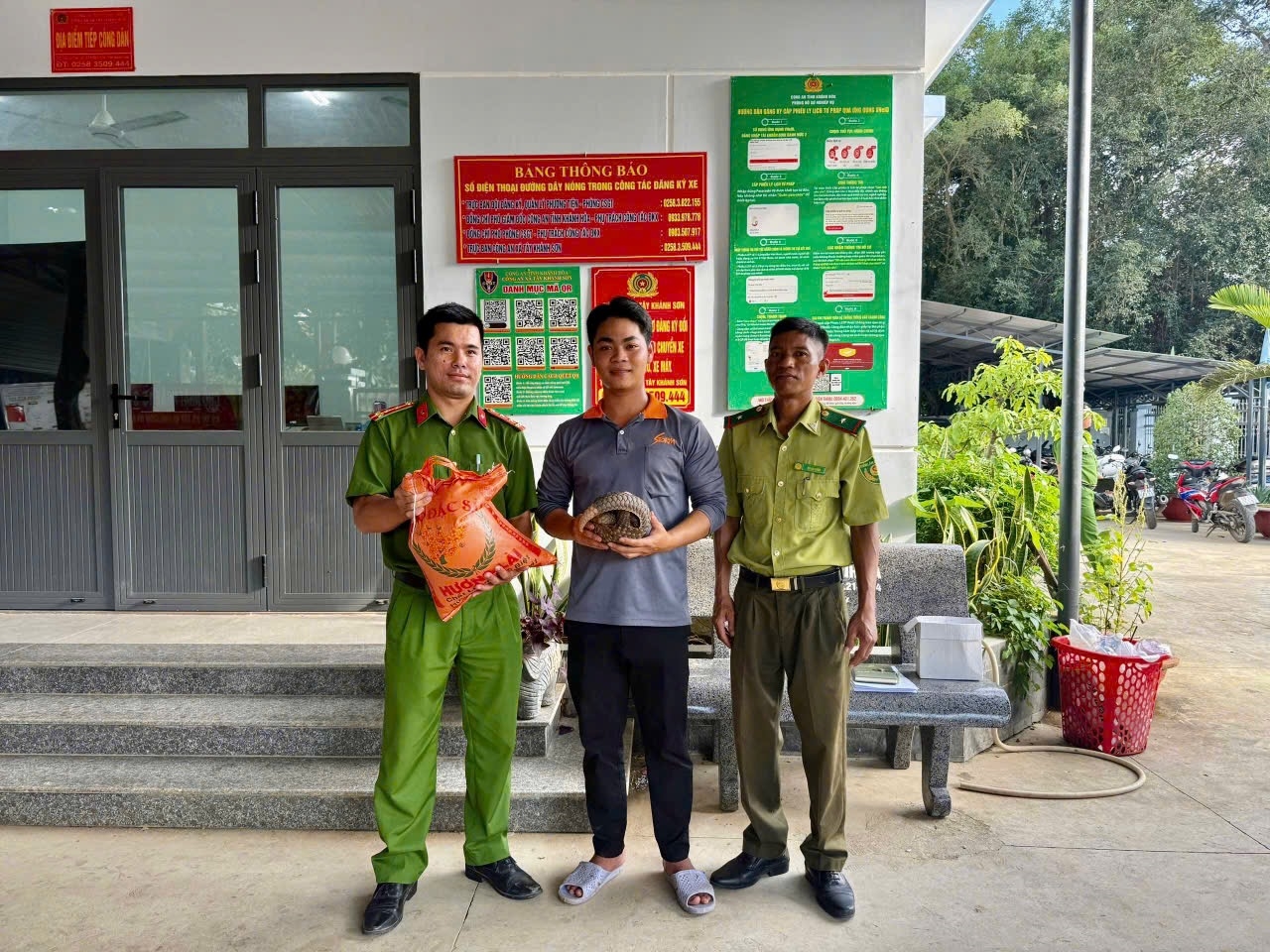 Công an xã Tây Khánh Sơn: Tiếp nhận cá thể tê tê quý hiếm do người dân tự nguyện giao nộp