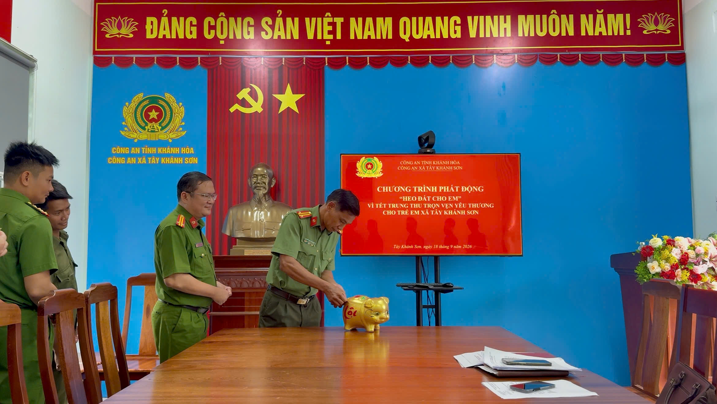 Công an xã Tây Khánh Sơn: Góp yêu thương qua phong trào “Heo đất cho em”