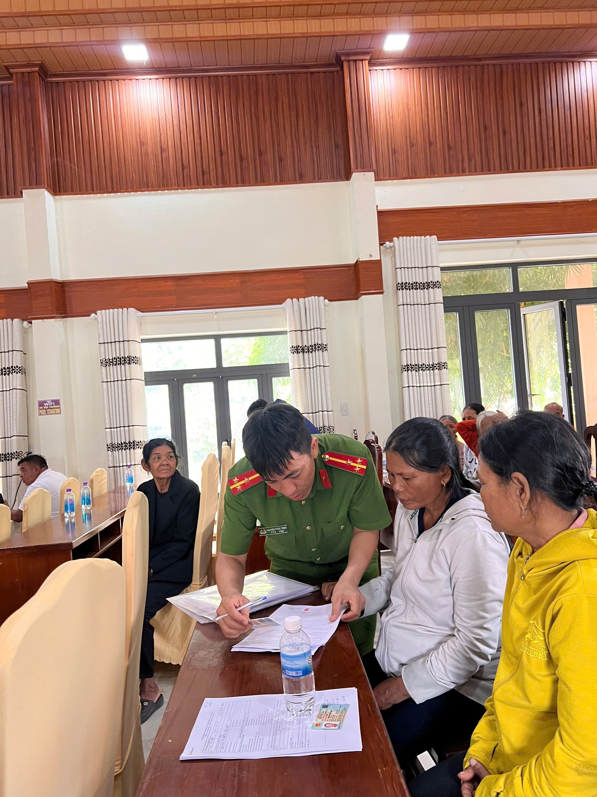 Công an xã Tây Khánh Sơn triển khai thu nhận mẫu ADN cho thân nhân liệt sĩ chưa xác định được danh tính