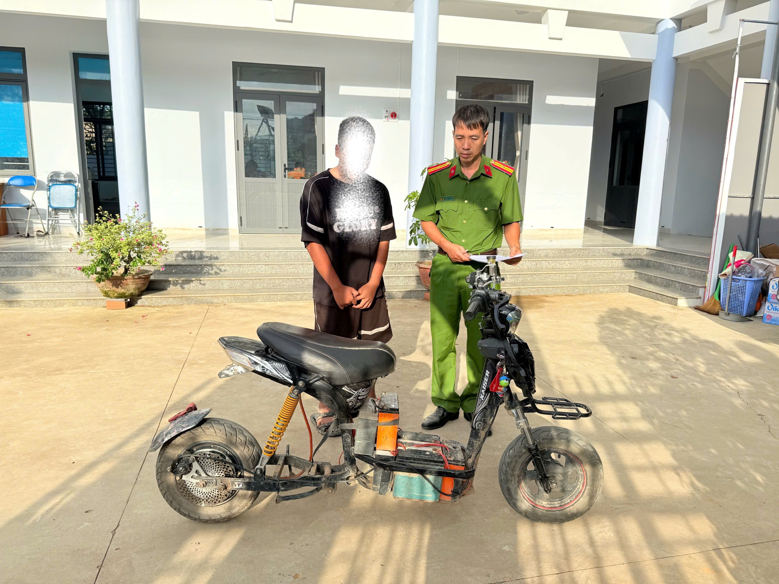 Công an xã Tây Khánh Sơn: Tăng cường kiểm tra, xử lý tình trạng học sinh “độ chế” xe điện trong dịp hè