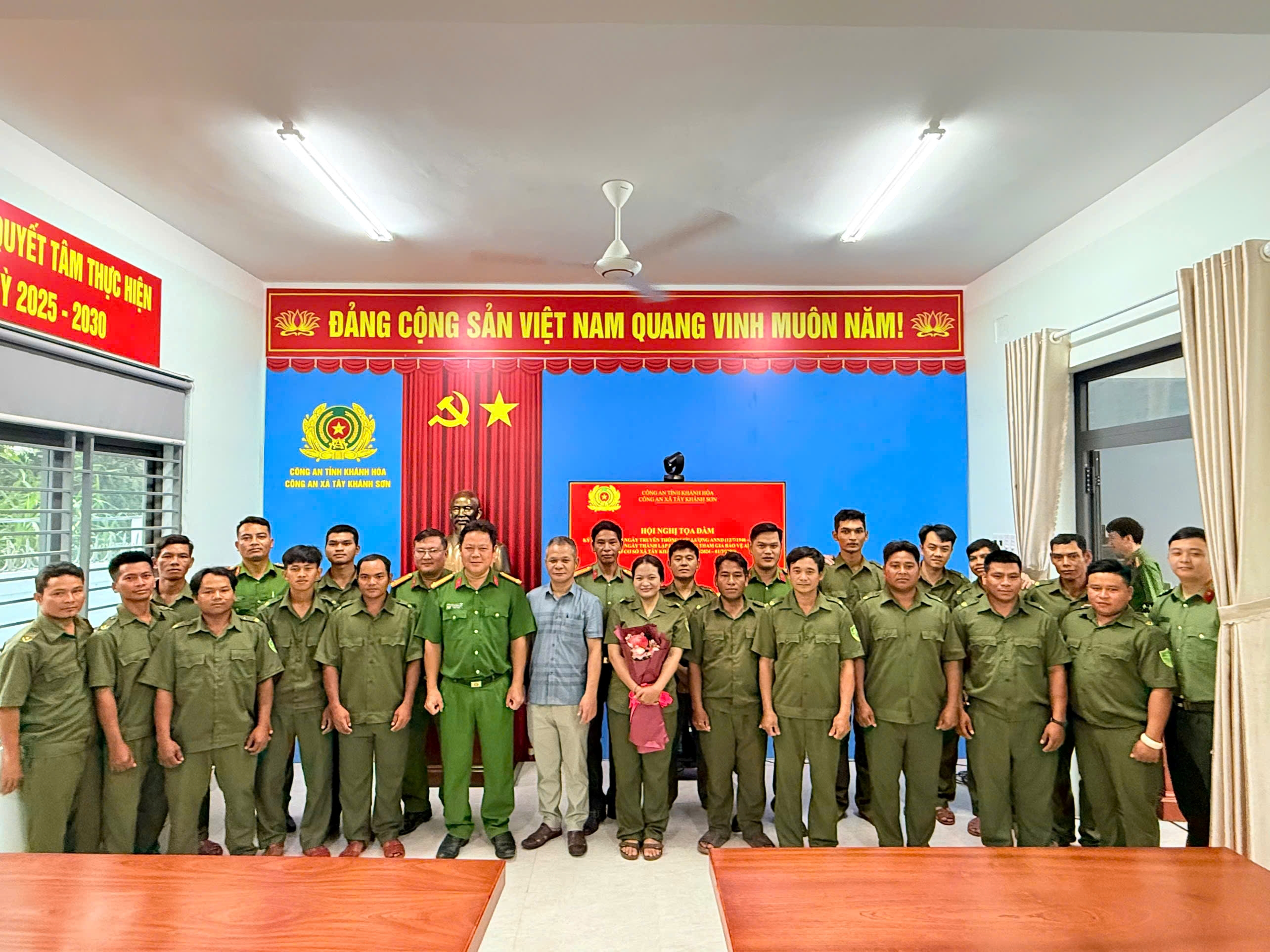 Công an xã Tây Khánh Sơn: Tổ chức đợt sinh hoạt chính trị  kỷ niệm 80 năm Ngày truyền thống lực lượng An ninh nhân dân, 02 năm Ngày thành lập Lực lượng tham gia bảo vệ an ninh, trật tự (ANTT) ở cơ sở và nhìn lại dấu ấn chặng đường 01 năm thành lập Công an xã Tây Khánh SơnCông an xã Tây Khánh Sơn: Tổ chức đợt sinh hoạt chính trị  kỷ niệm 80 năm Ngày truyền thống lực lượng An ninh nhân dân, 02 năm Ngày thành lập Lực lượng tham gia bảo vệ an ninh, trật tự (ANTT) ở cơ sở và nhìn lại dấu ấn chặng đường 01 năm thành lập Công an xã Tây Khánh Sơn
