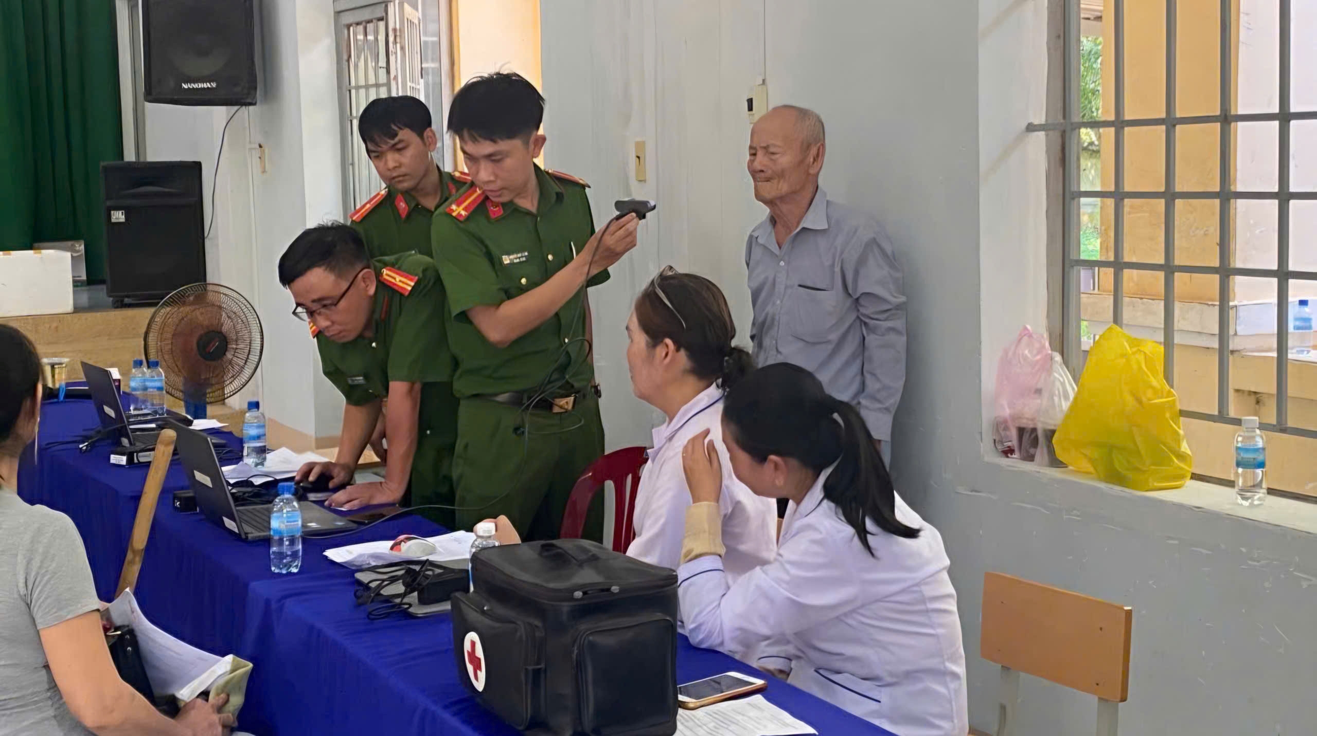 Công an xã Tây Ninh Hòa phối hợp tổ chức thu nhận mẫu ADN của thân nhân các liệt sĩ chưa xác định được danh tính trên địa bàn