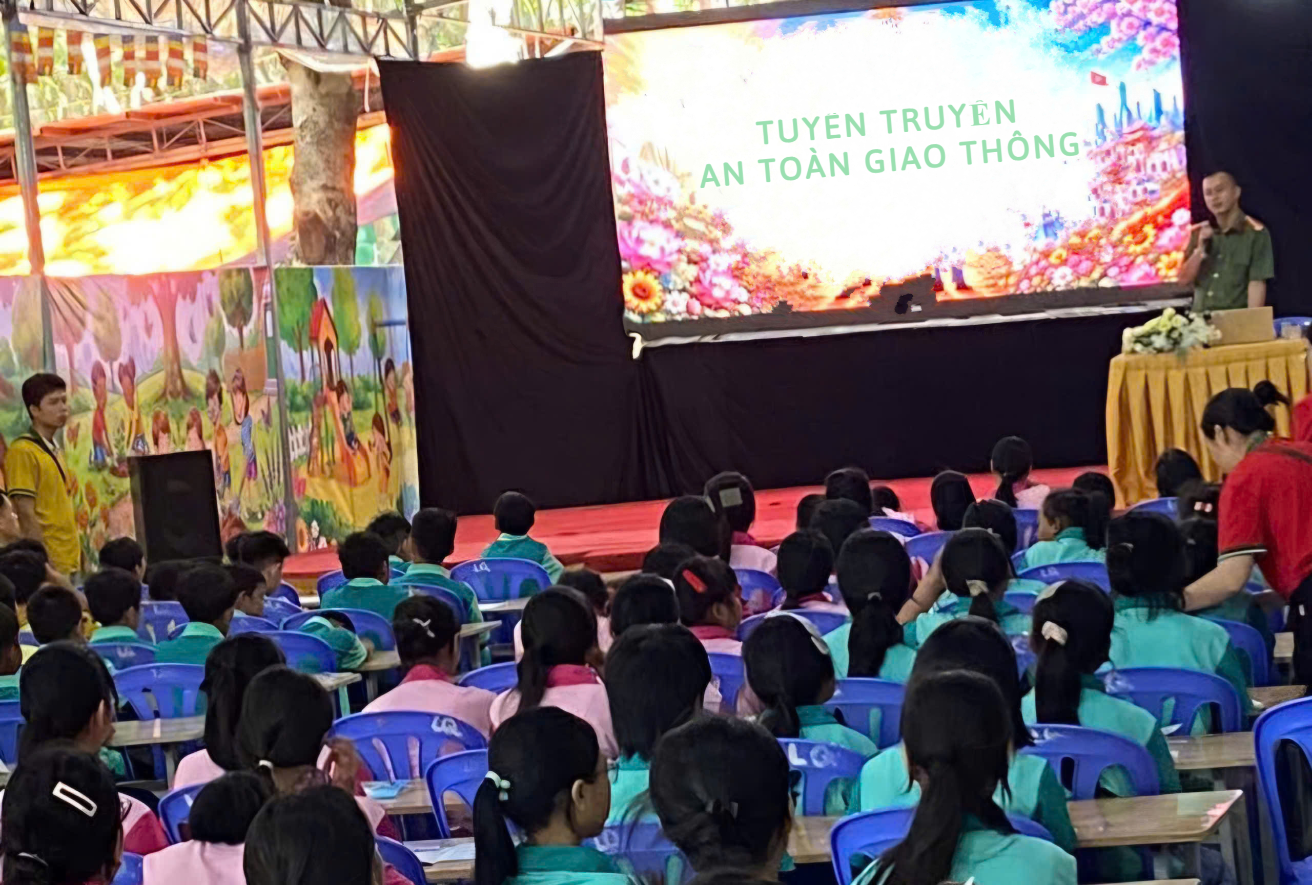 Công an xã Tây Ninh Hòa tuyên truyền kiến thức pháp luật về trật tự an toàn giao thông cho các khóa sinh Khóa tu mùa hè năm 2026