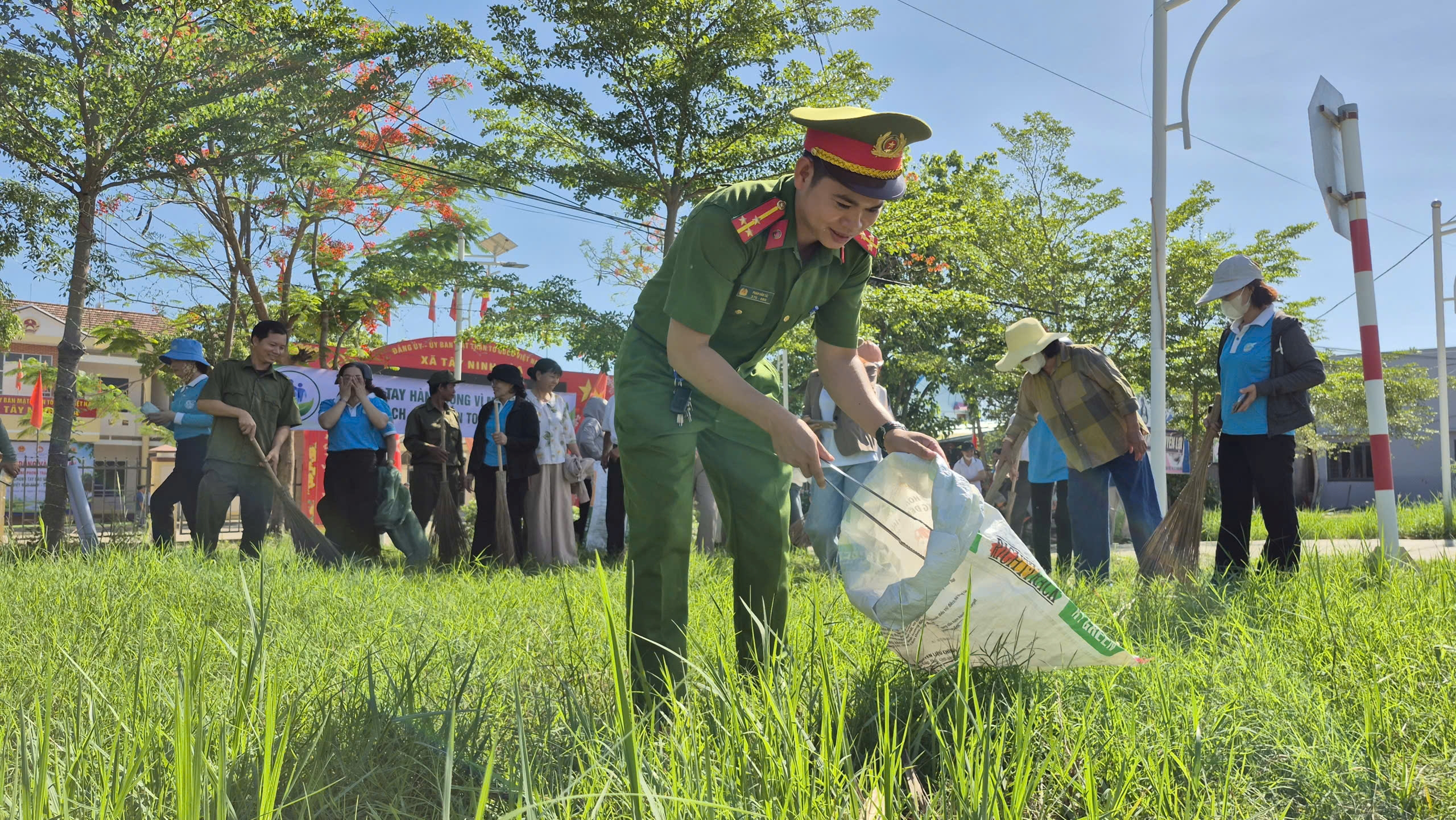 Công an xã Tây Ninh Hòa tích cực hưởng ứng phong trào “Toàn dân chung tay bảo vệ môi trường, vì một Việt Nam xanh - sạch - đẹp”