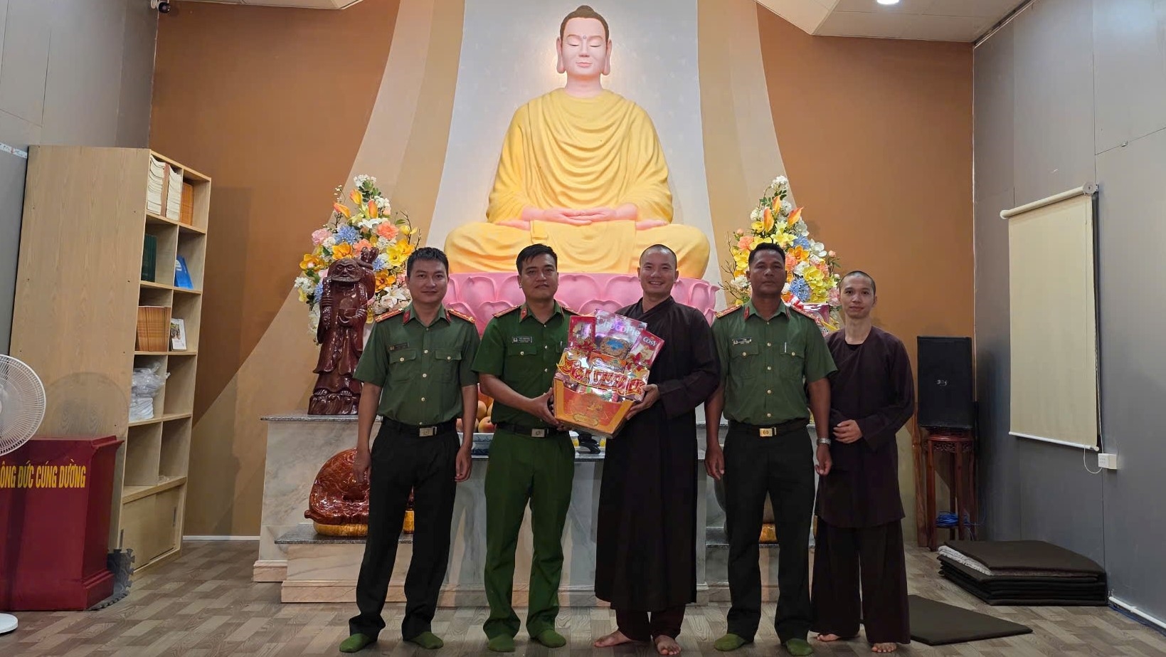 Công an xã Tây Ninh Hòa tổ chức thăm hỏi các cơ sở phật giáo trên địa bàn nhân Đại lễ Phật đản năm 2026
