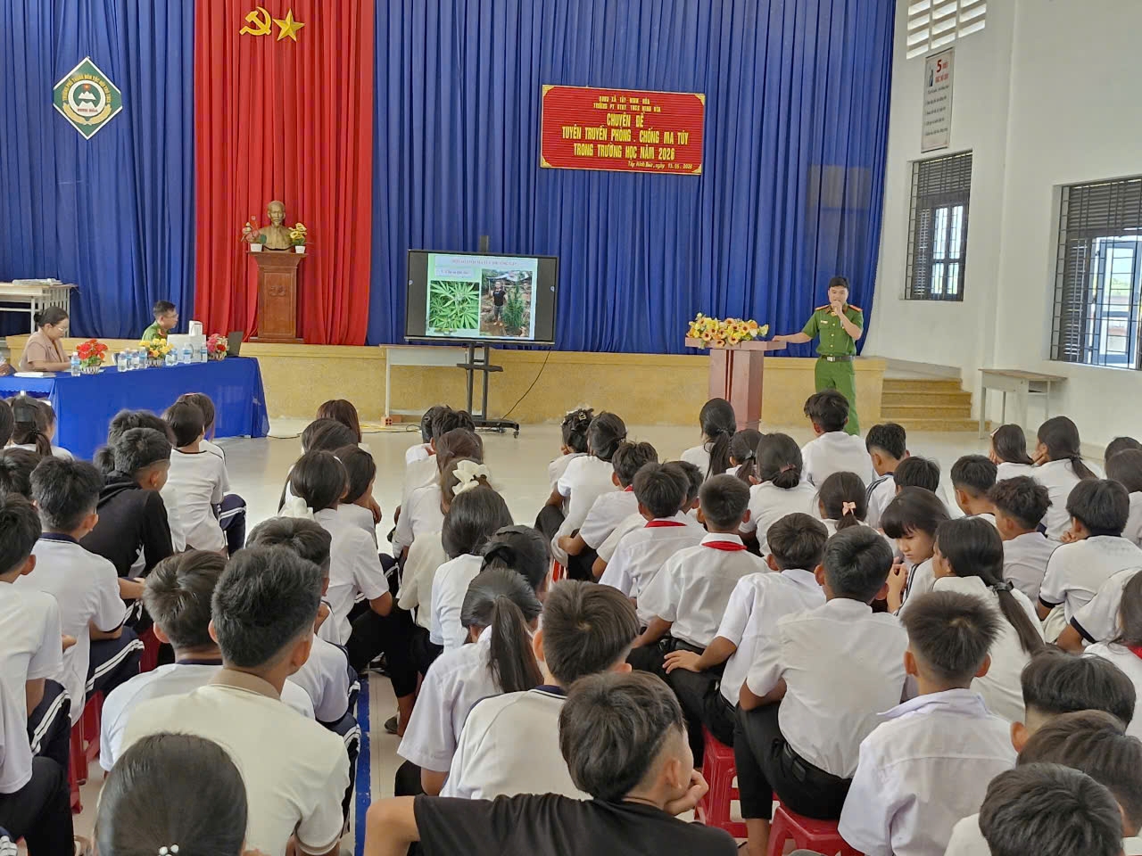 Công an xã Tây Ninh Hòa tuyên truyền phòng, chống ma túy tại trường Phổ thông dân tộc nội trú