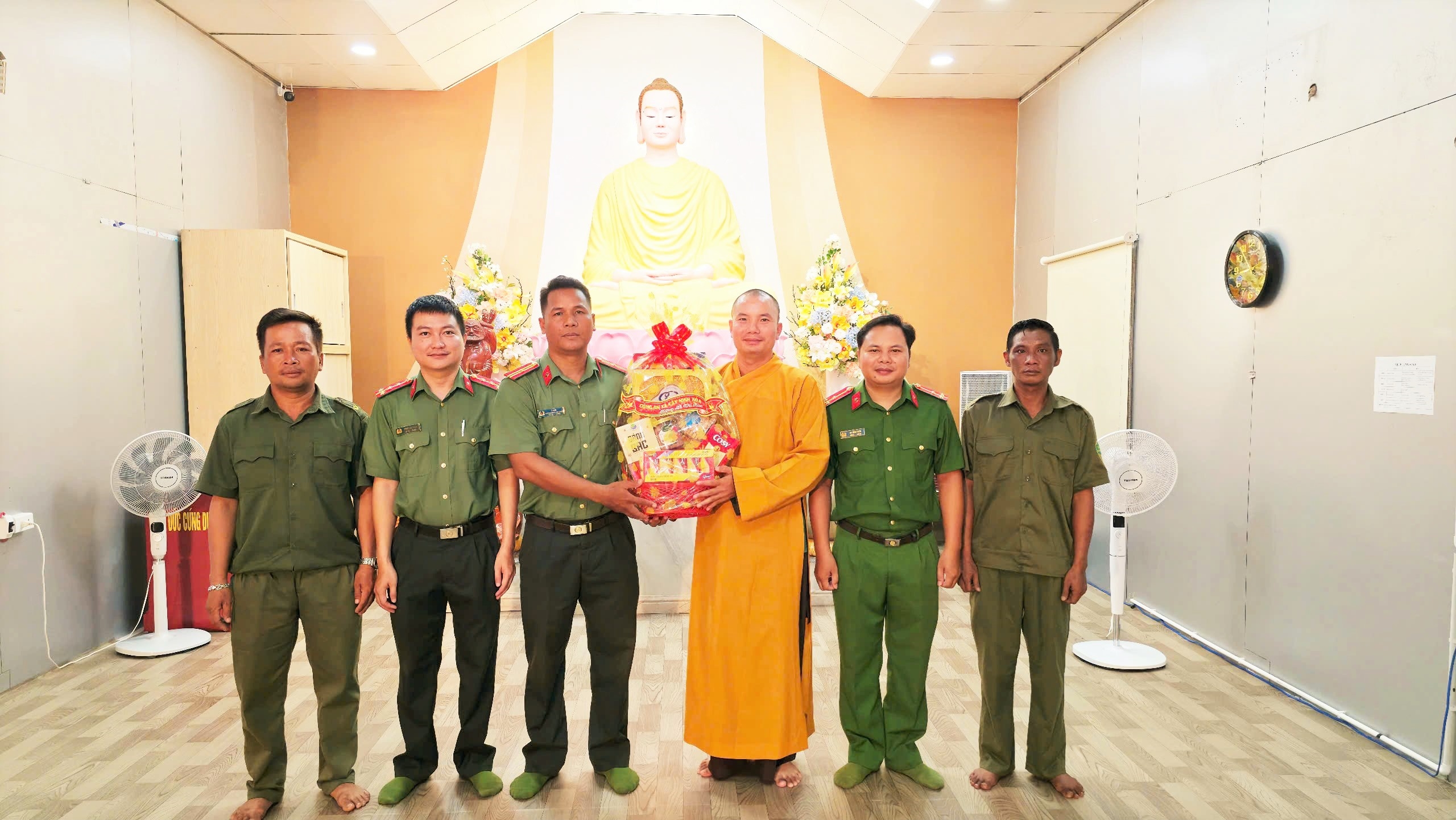 Công an xã Tây Ninh Hòa thăm, chúc mừng các cơ sở Phật giáo nhân dịp Lễ Vu Lan năm 2026