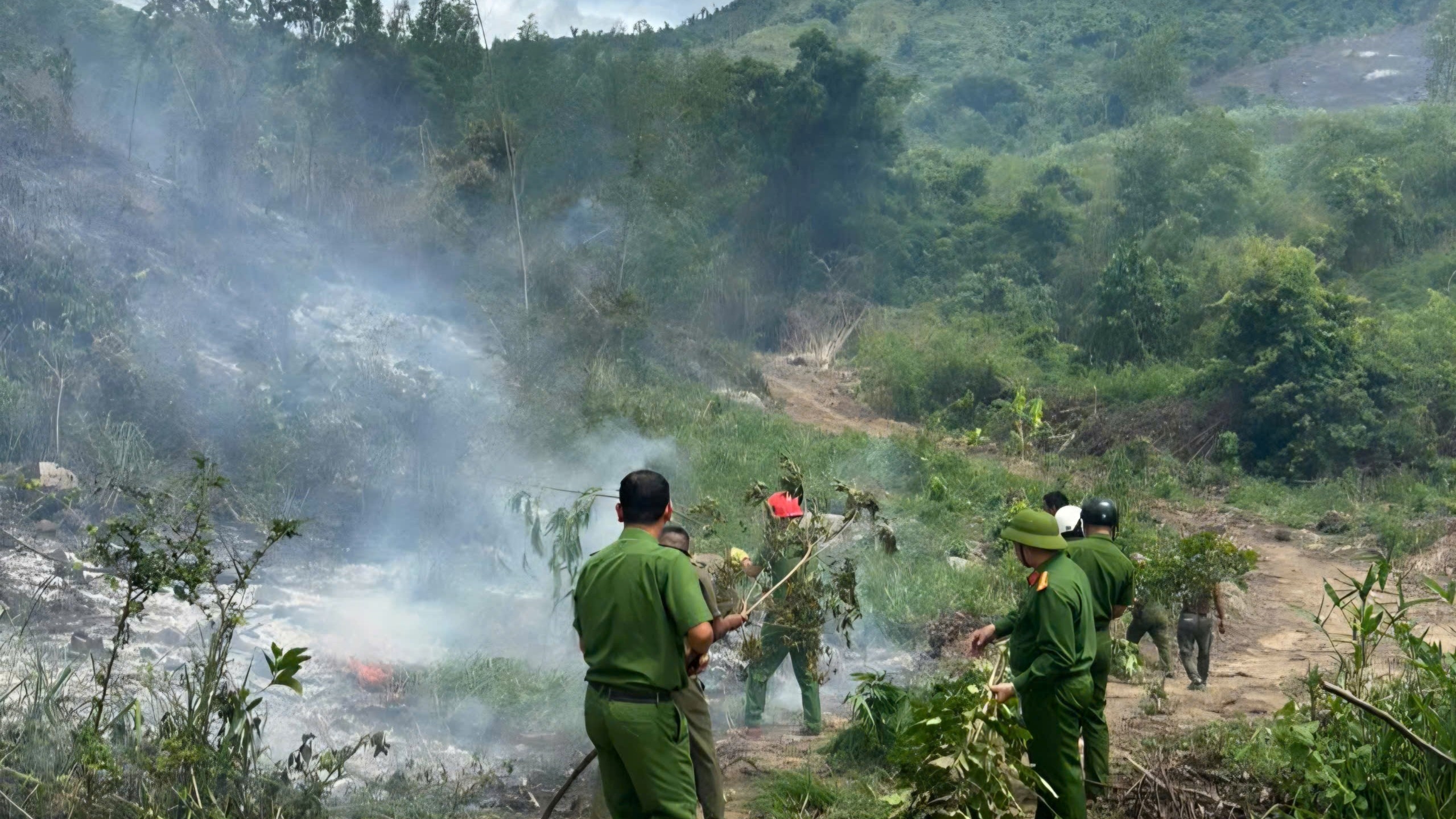 Công an xã Tây Ninh Hòa kịp thời hỗ trợ người dân dập tắt đám cháy