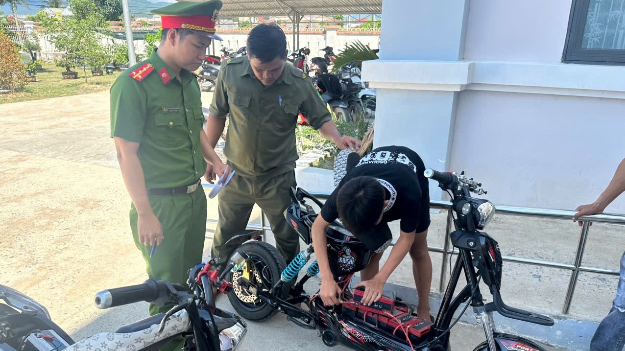 Công an xã Tây Ninh Hòa tăng cường tuần tra, tuyên truyền, nhắc nhở các trường hợp “độ, chế xe” tham gia giao thông